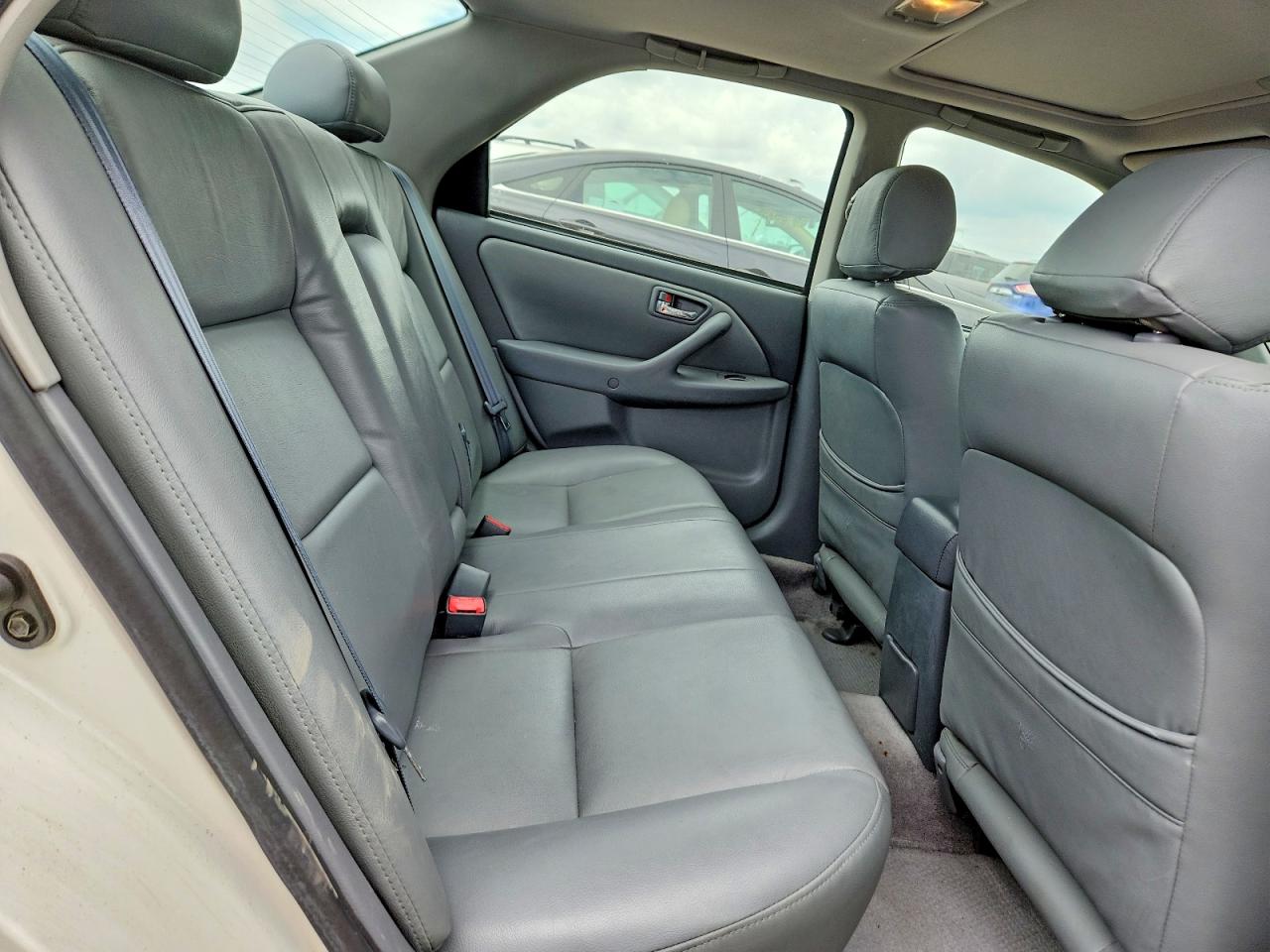 2001 Toyota Camry Le White vin: JT2BG22K210568078