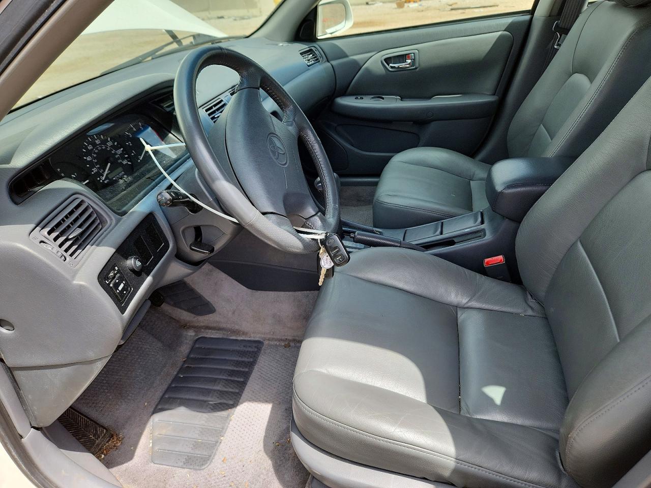 2001 Toyota Camry Le White vin: JT2BG22K210568078