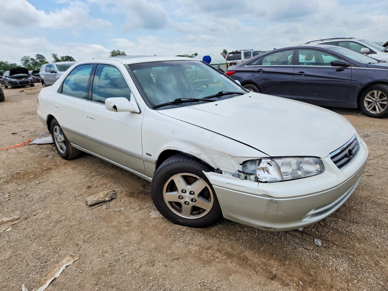 2001 Toyota Camry Le White vin: JT2BG22K210568078