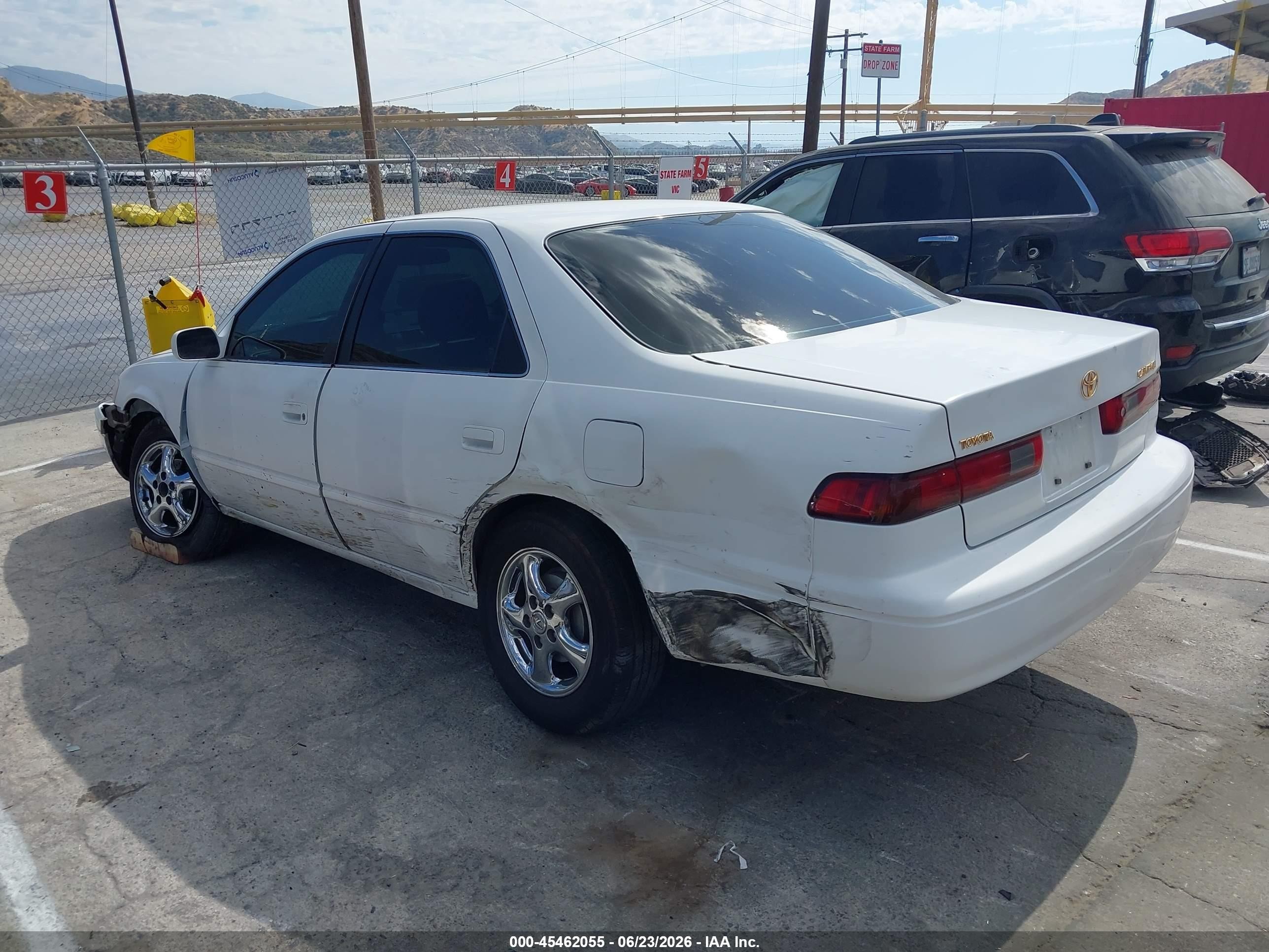 1998 Toyota Camry Le White vin: JT2BG22K2W0154662