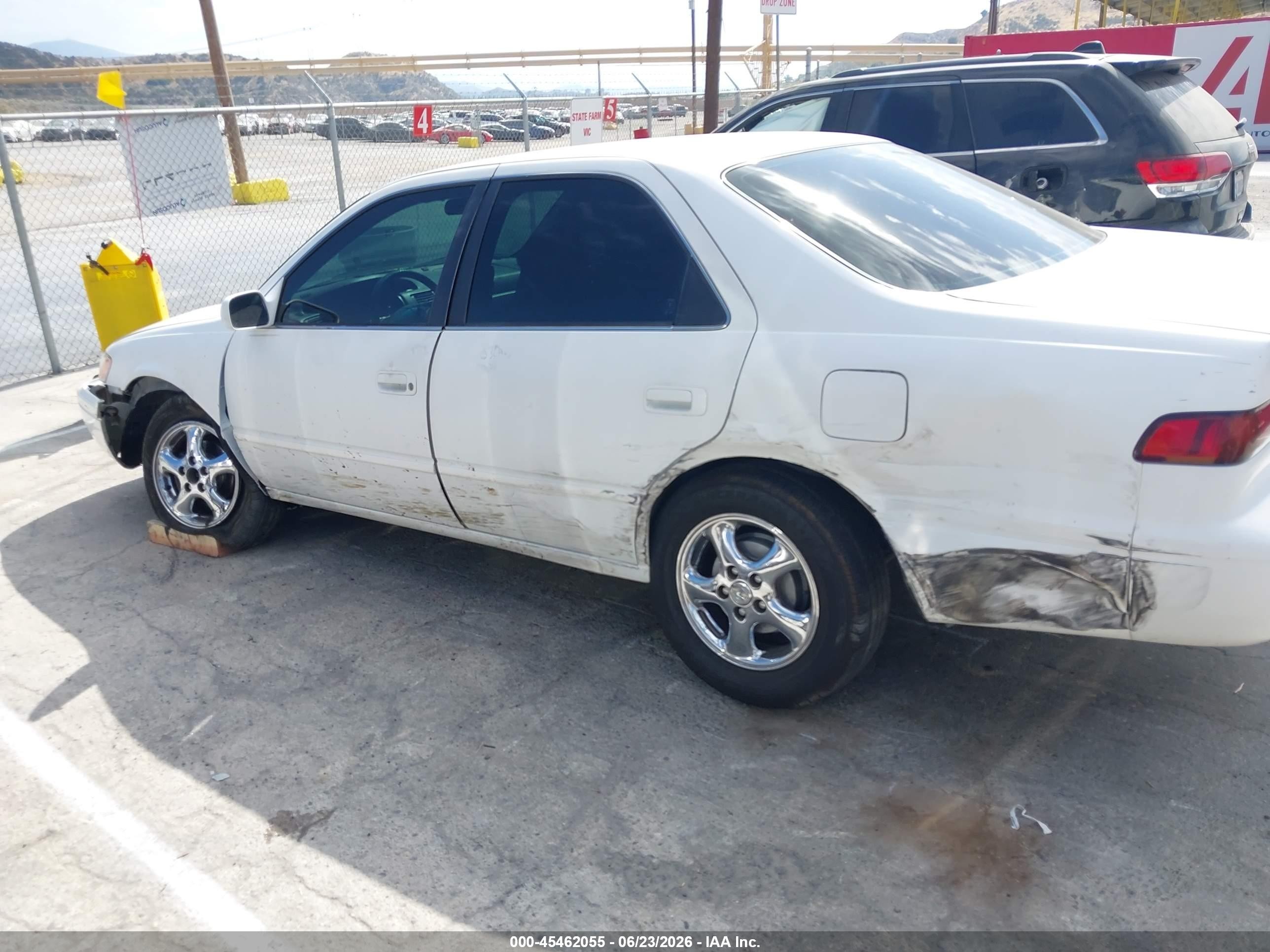 1998 Toyota Camry Le White vin: JT2BG22K2W0154662