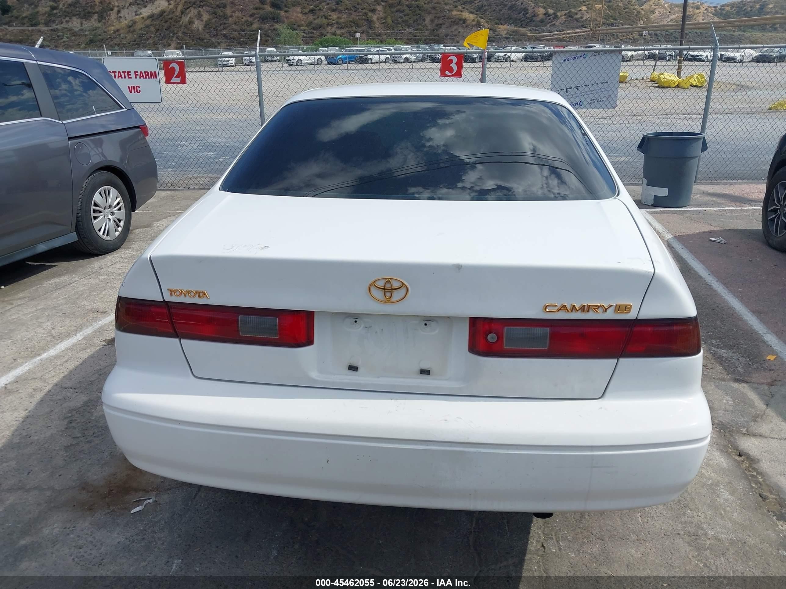 1998 Toyota Camry Le White vin: JT2BG22K2W0154662