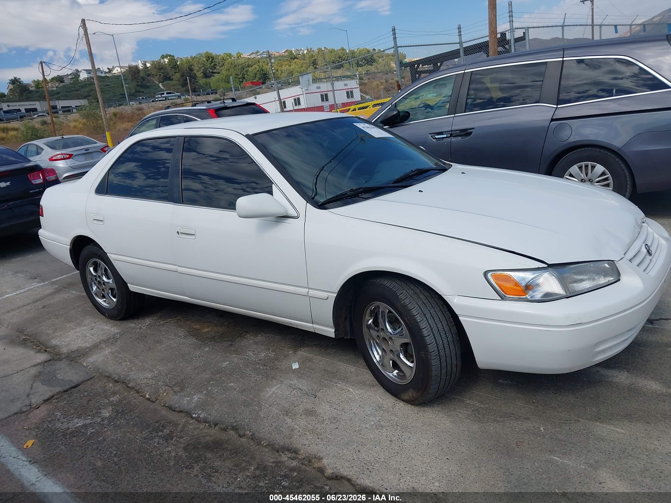 1998 Toyota Camry Le White vin: JT2BG22K2W0154662