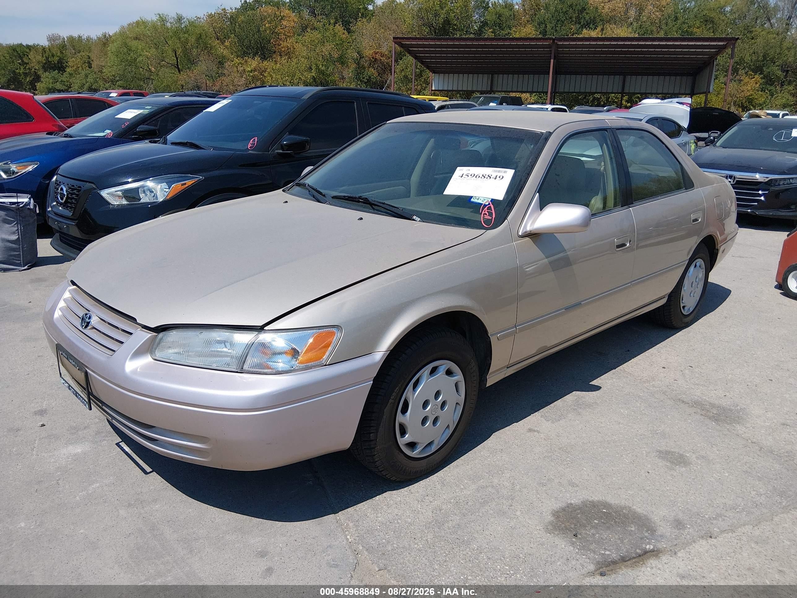 1998 Toyota Camry Le Gold vin: JT2BG22K2W0196961