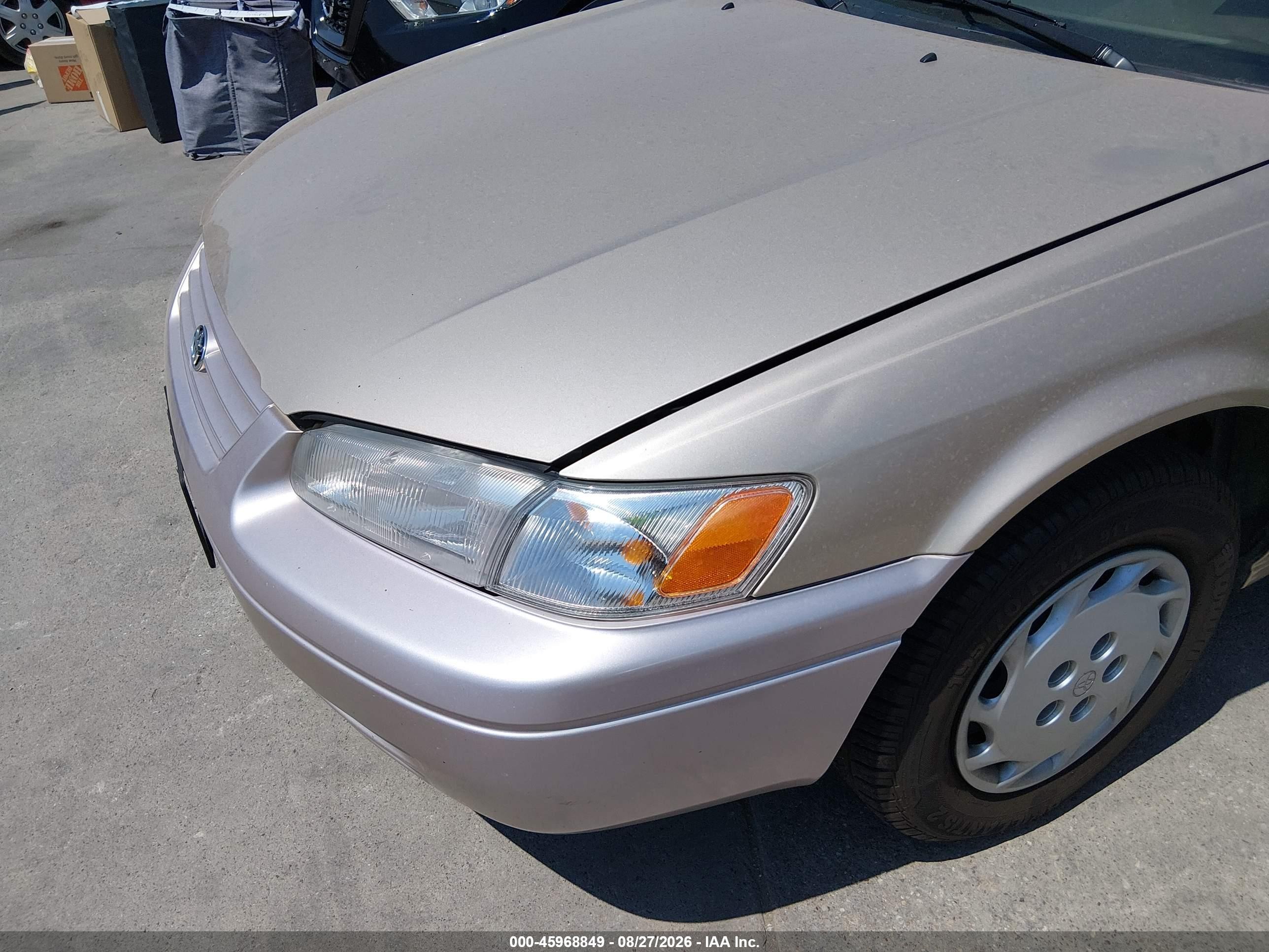 1998 Toyota Camry Le Gold vin: JT2BG22K2W0196961