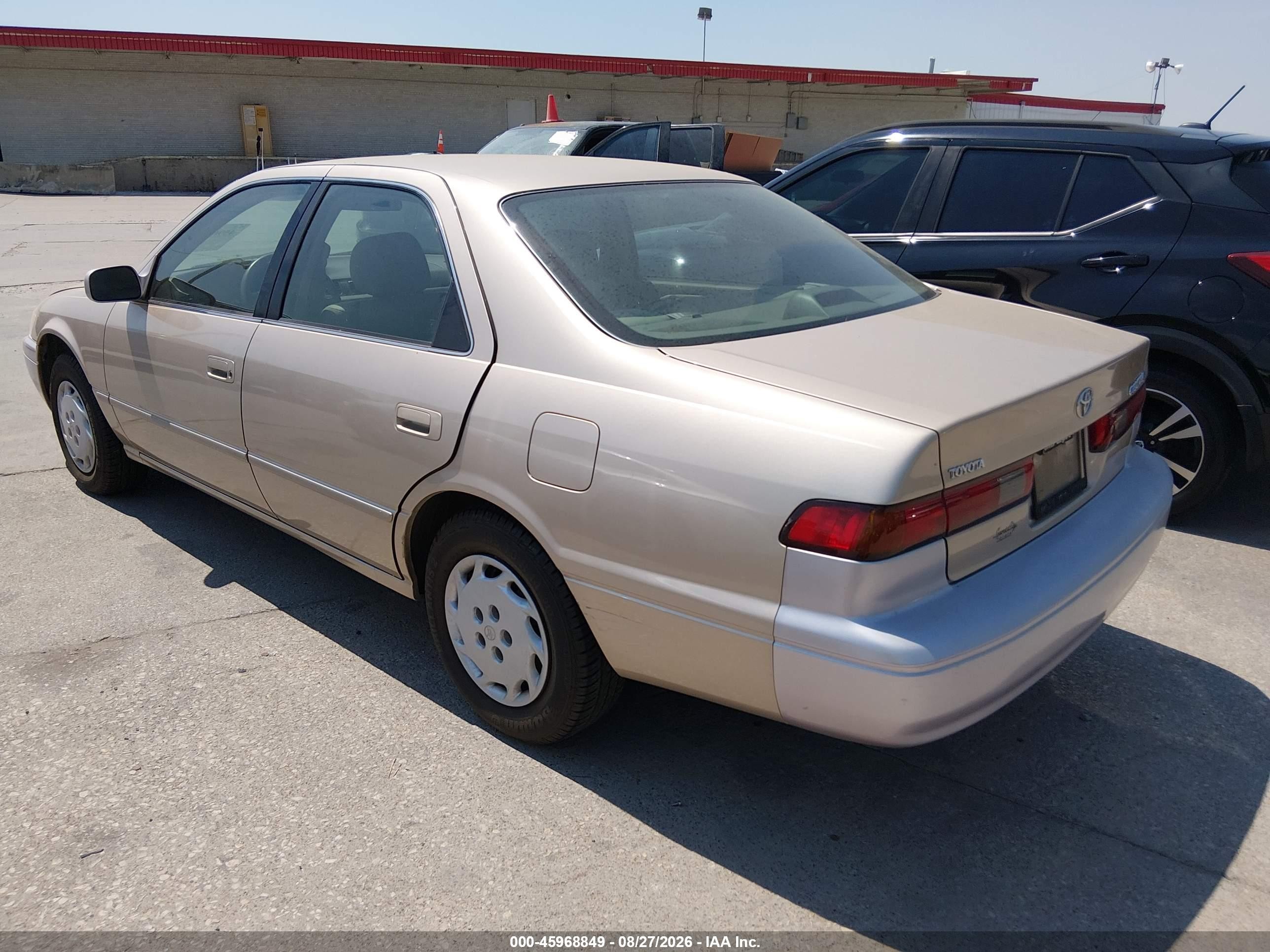1998 Toyota Camry Le Gold vin: JT2BG22K2W0196961