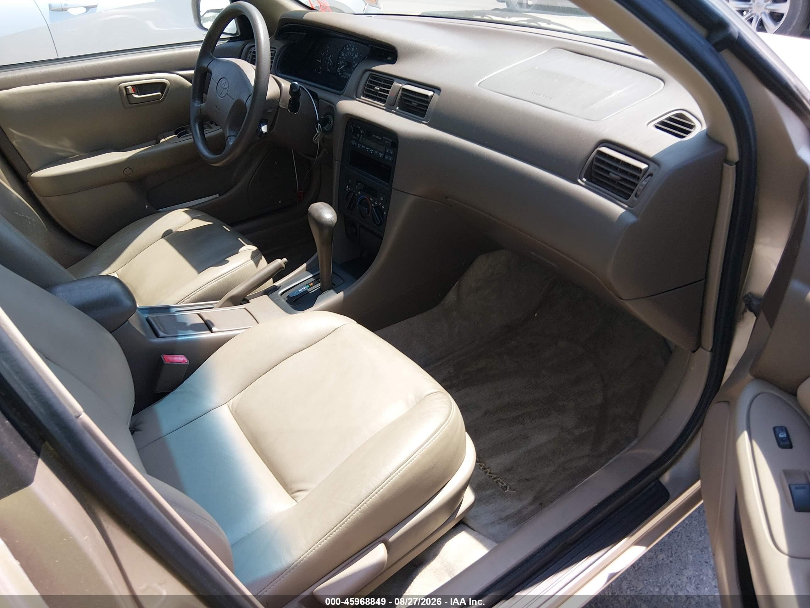 1998 Toyota Camry Le Gold vin: JT2BG22K2W0196961