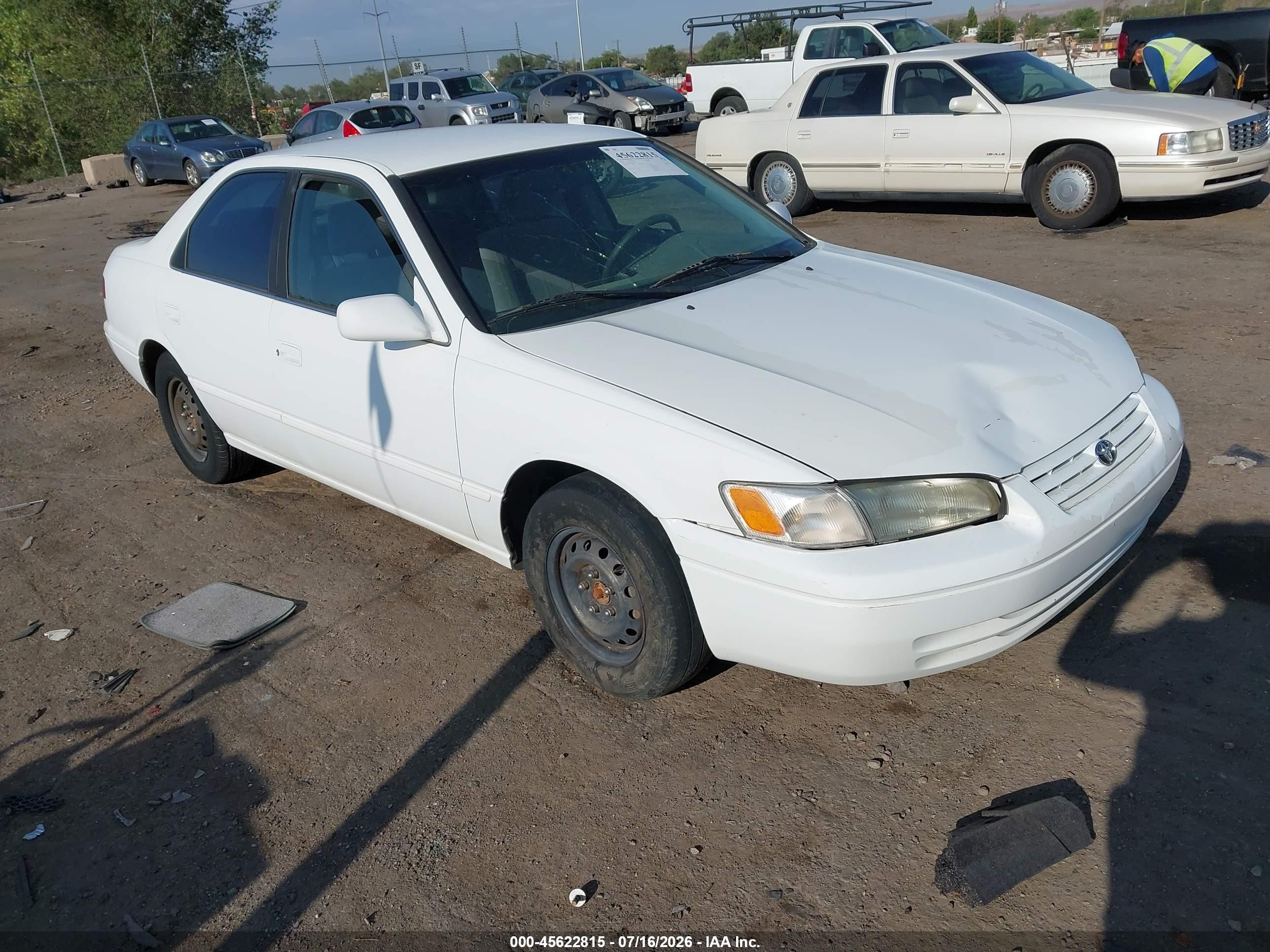 1999 Toyota Camry Le White vin: JT2BG22K2X0289657