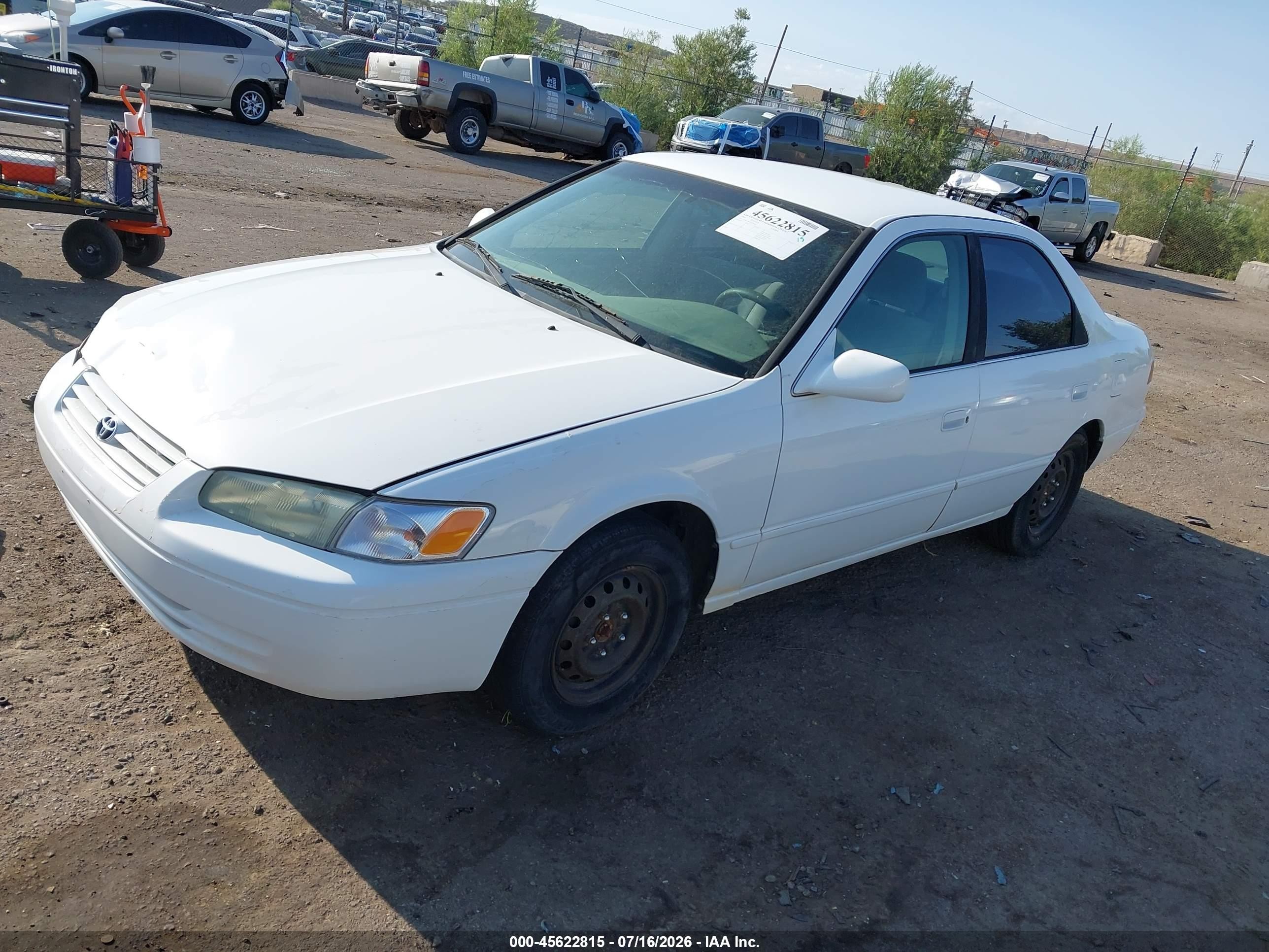 1999 Toyota Camry Le White vin: JT2BG22K2X0289657