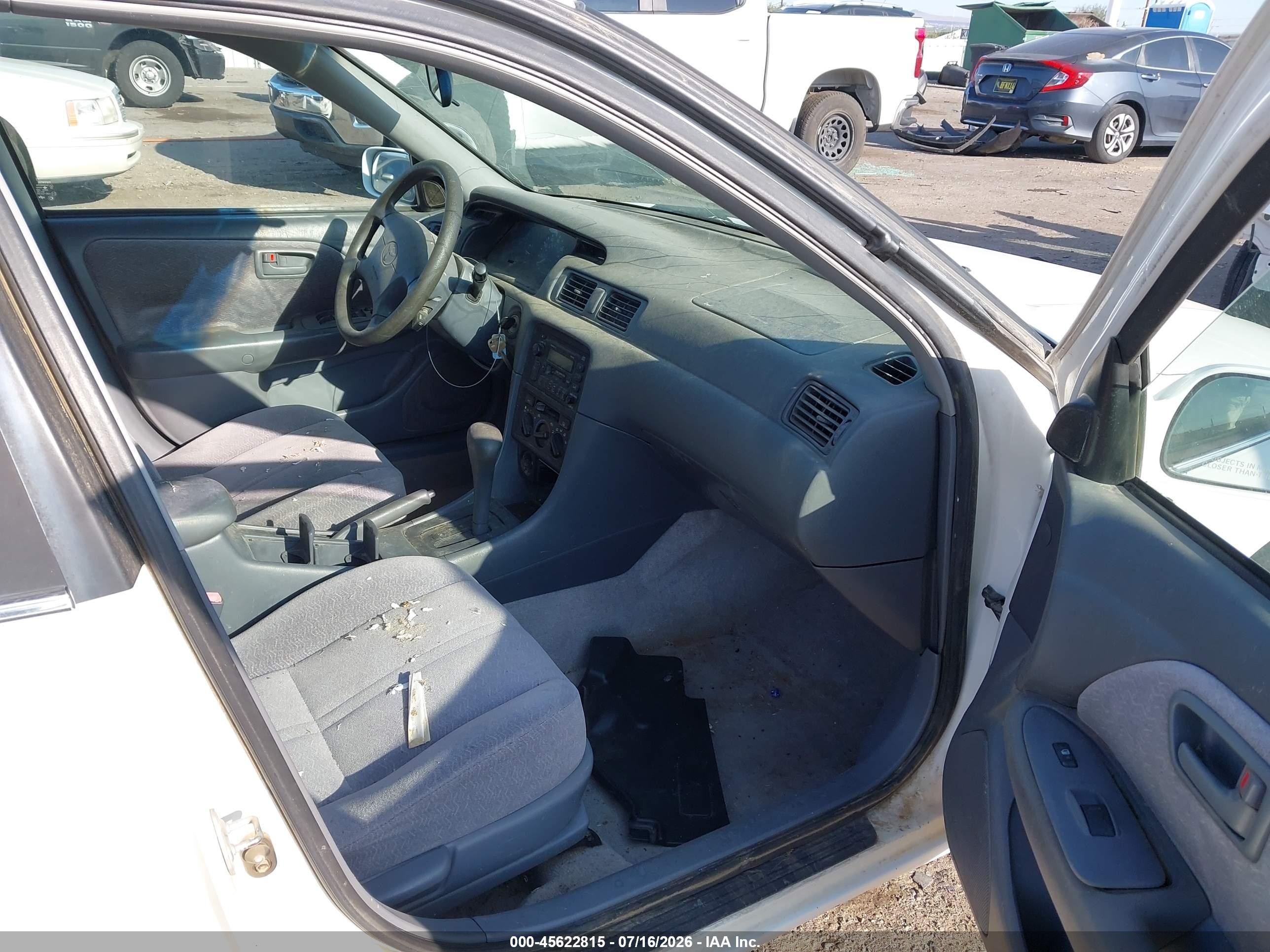 1999 Toyota Camry Le White vin: JT2BG22K2X0289657