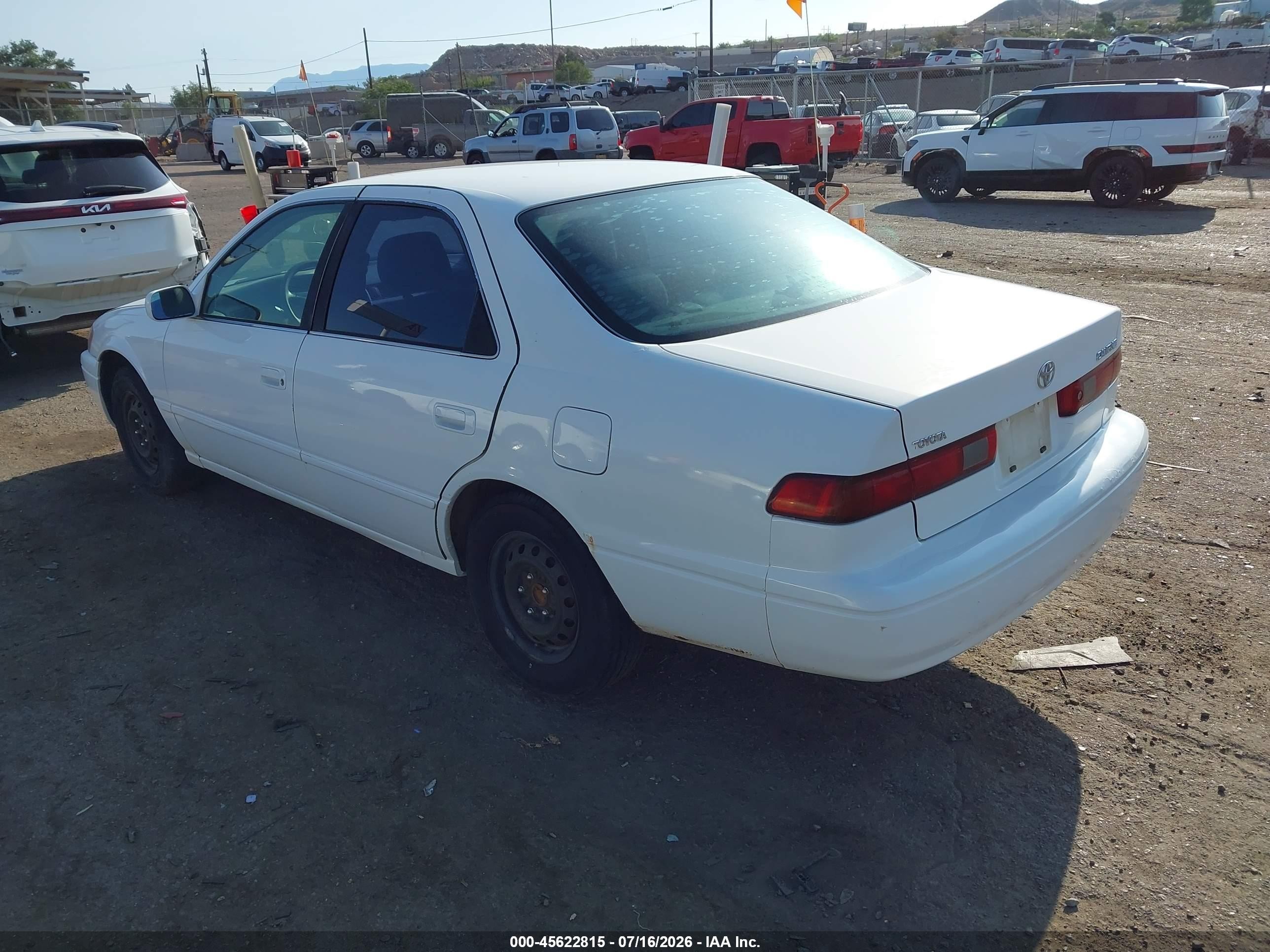 1999 Toyota Camry Le White vin: JT2BG22K2X0289657