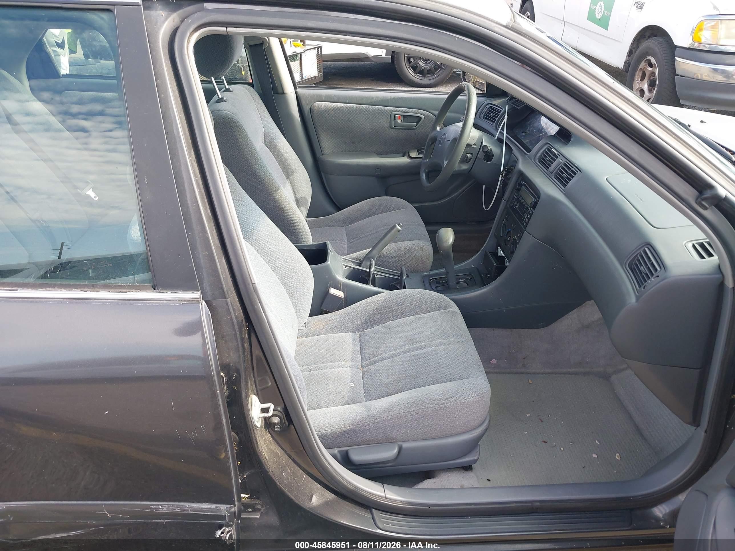 2000 Toyota Camry Le Gray vin: JT2BG22K2Y0383460