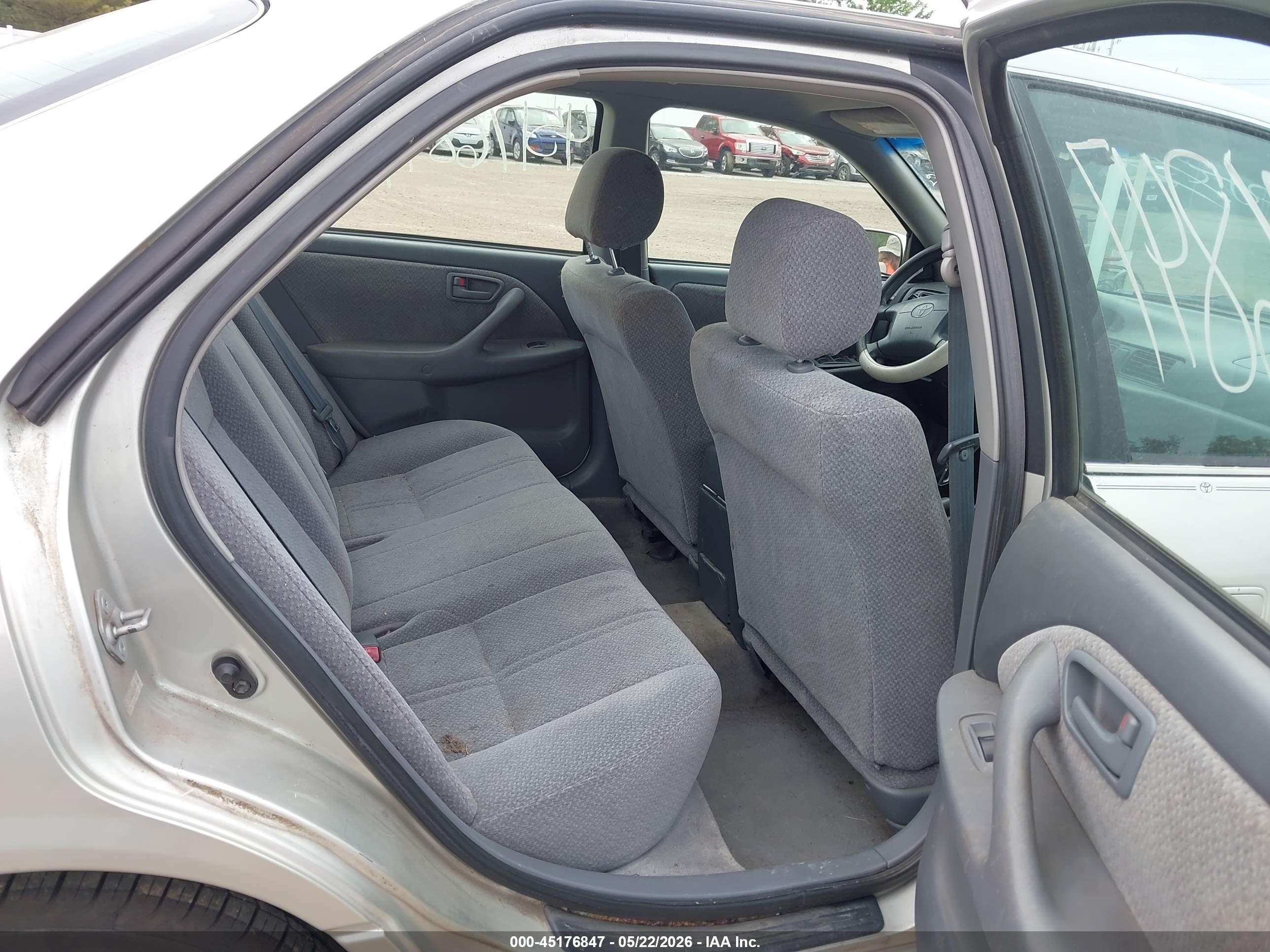 2000 Toyota Camry Le Gray vin: JT2BG22K2Y0413413