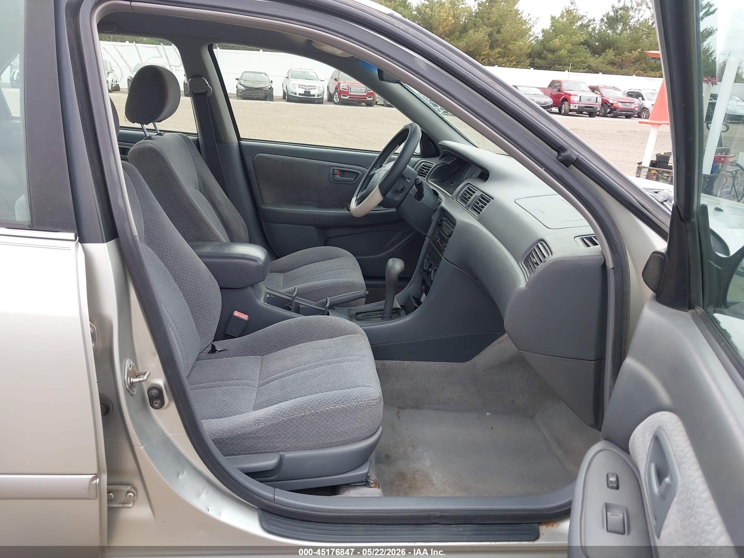 2000 Toyota Camry Le Gray vin: JT2BG22K2Y0413413