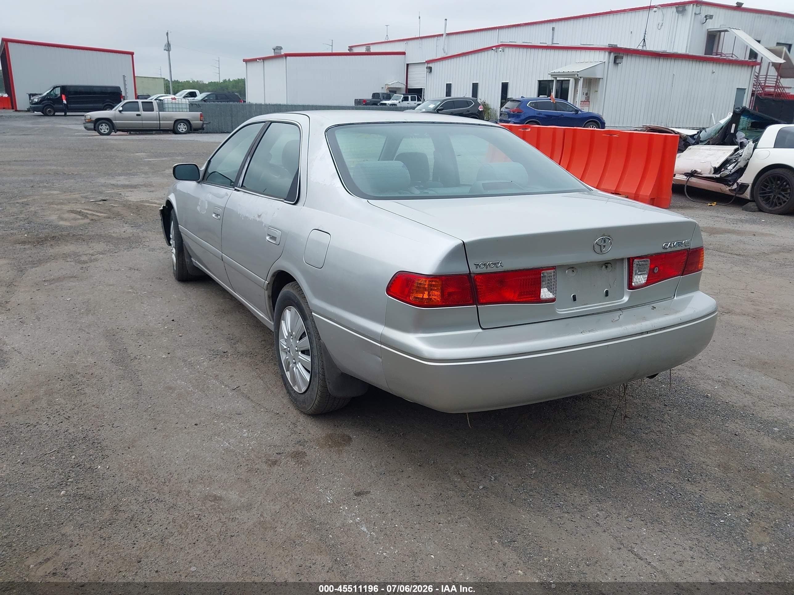 2000 Toyota Camry Le Silver vin: JT2BG22K2Y0424184