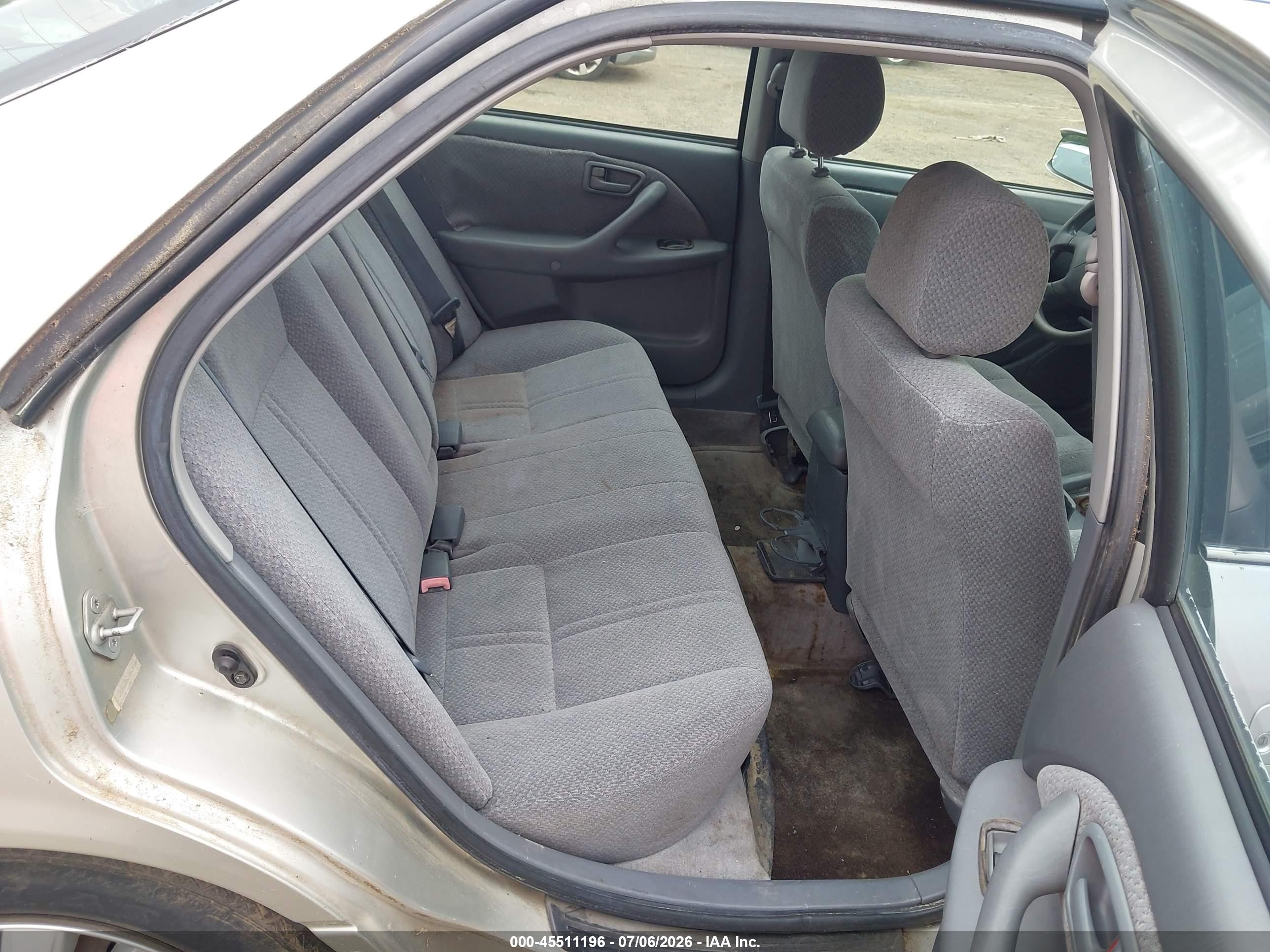 2000 Toyota Camry Le Silver vin: JT2BG22K2Y0424184