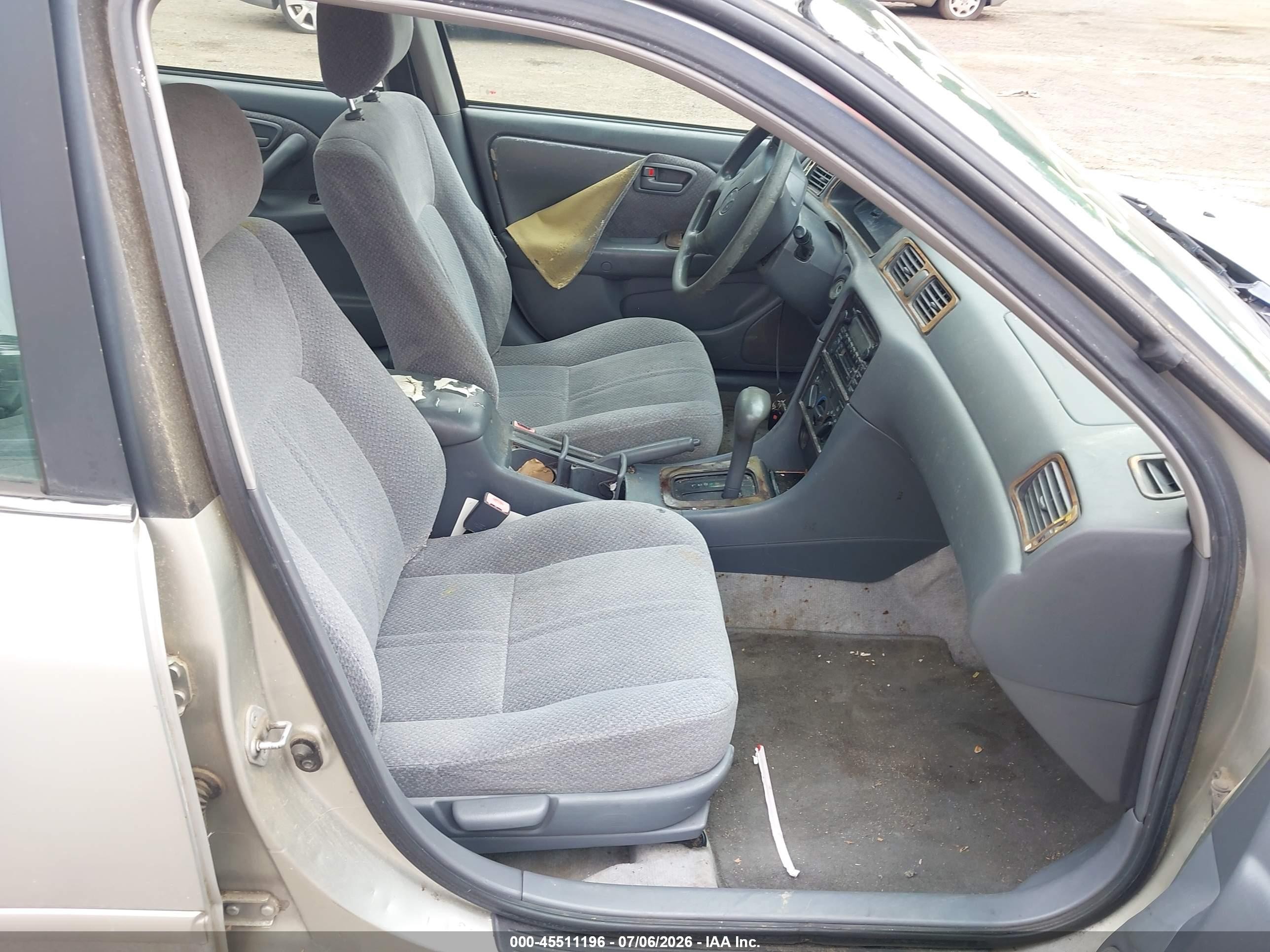 2000 Toyota Camry Le Silver vin: JT2BG22K2Y0424184