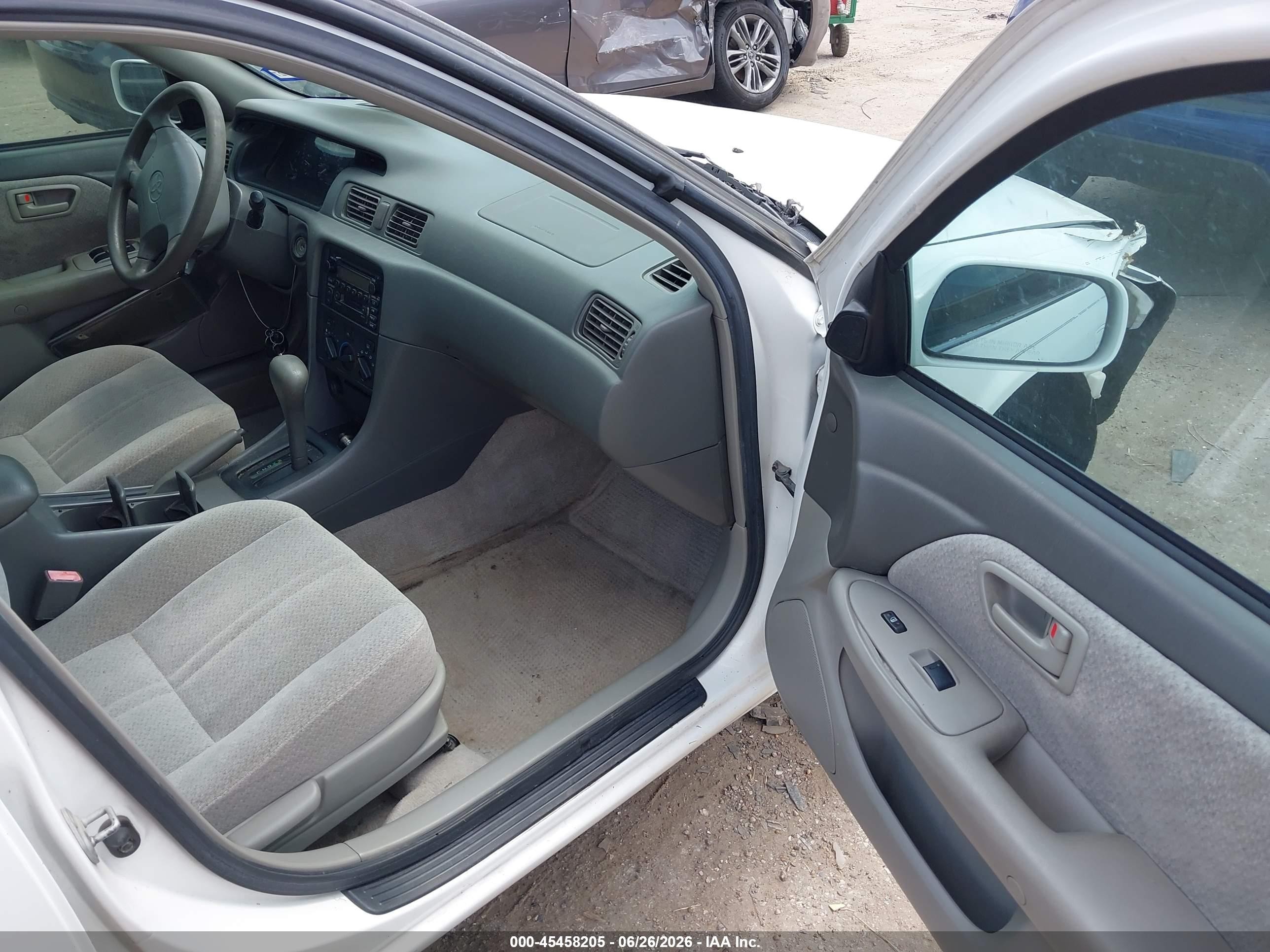 2000 Toyota Camry Le White vin: JT2BG22K2Y0434147