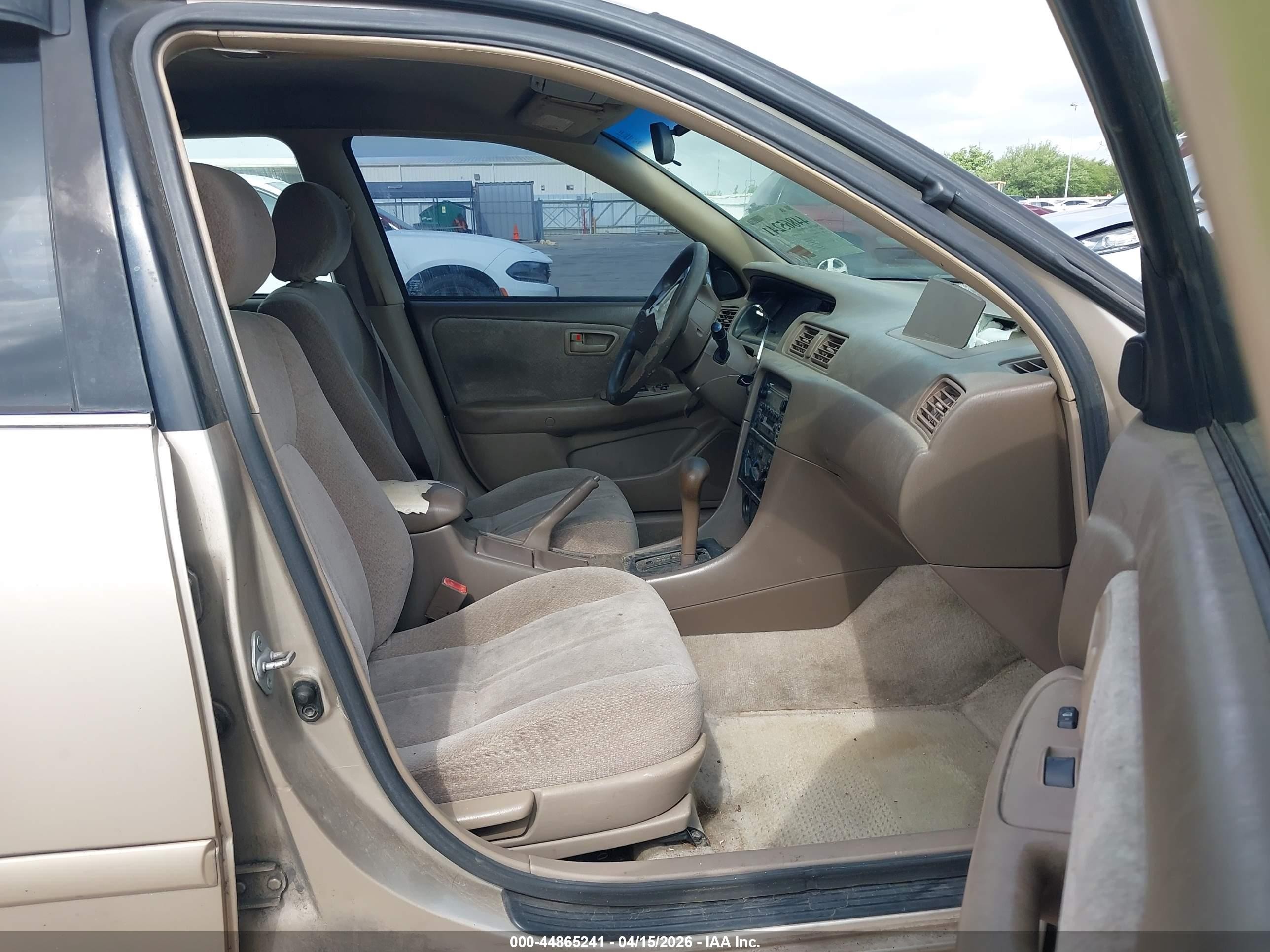2000 Toyota Camry Le Tan vin: JT2BG22K2Y0438893