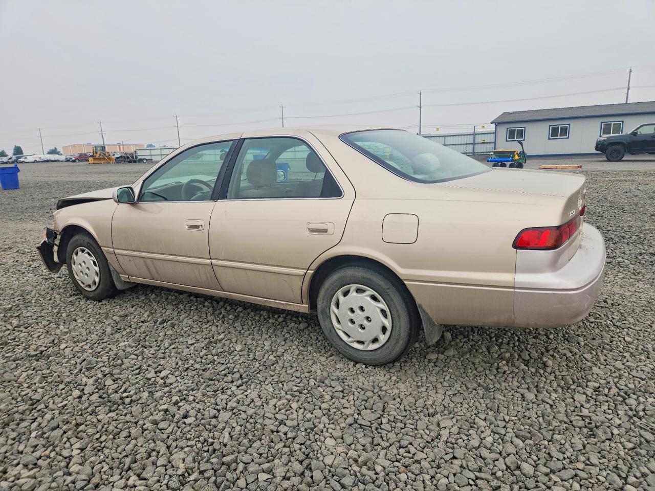 1998 Toyota Camry Le Золотой vin: JT2BG22K3W0119399