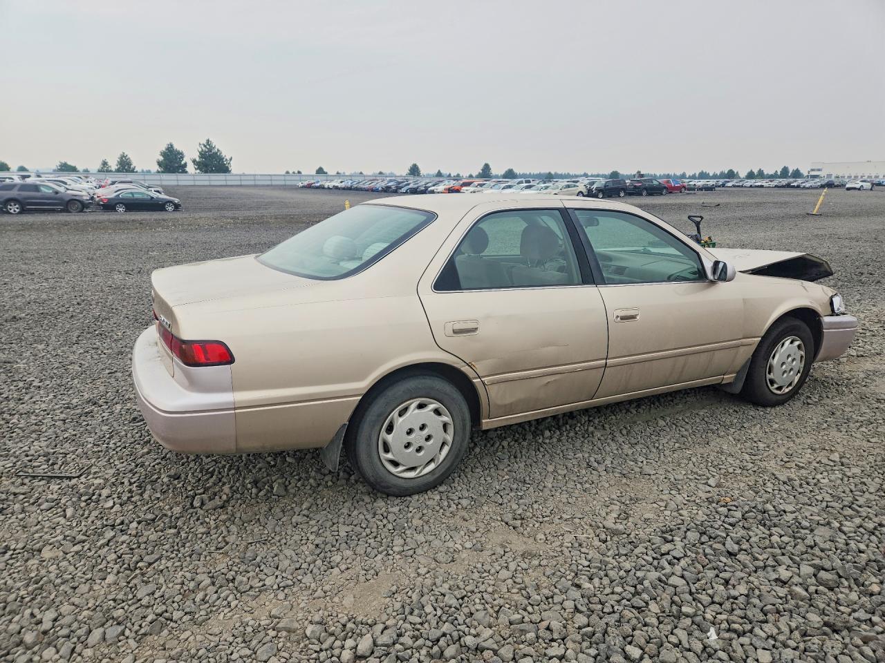 1998 Toyota Camry Le Золотой vin: JT2BG22K3W0119399
