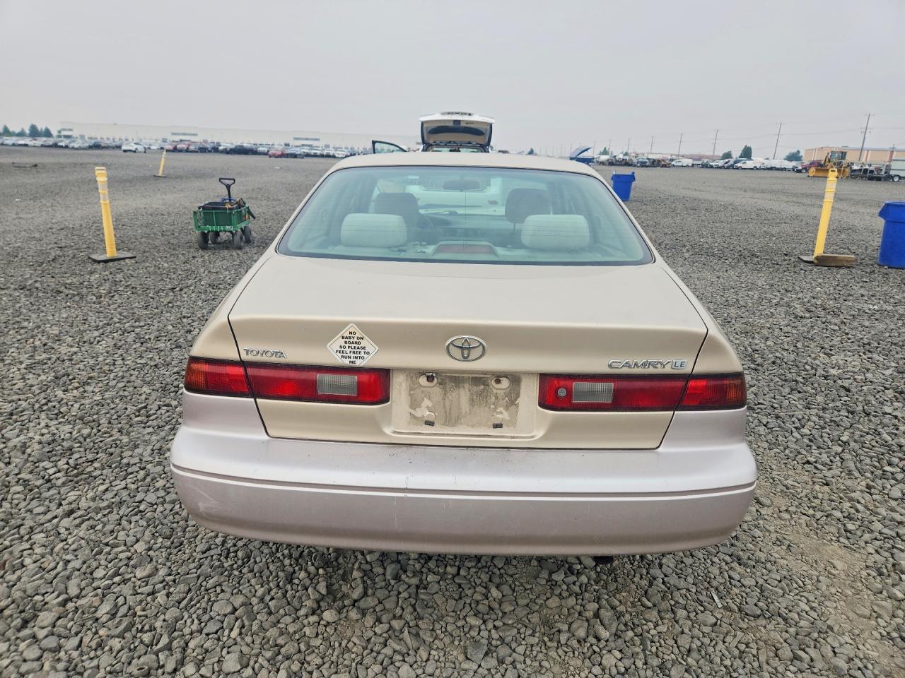 1998 Toyota Camry Le Золотой vin: JT2BG22K3W0119399