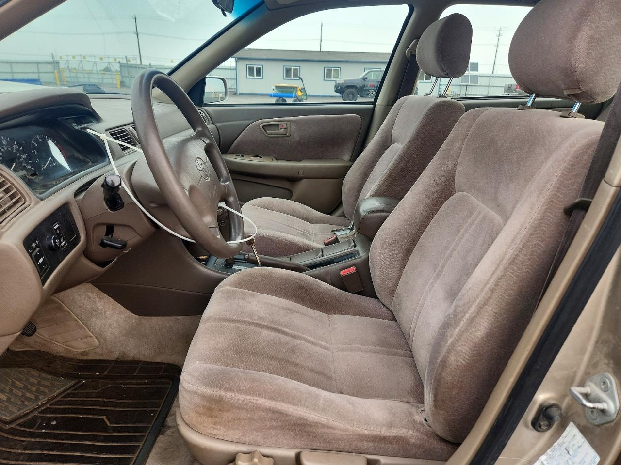 1998 Toyota Camry Le Золотой vin: JT2BG22K3W0119399