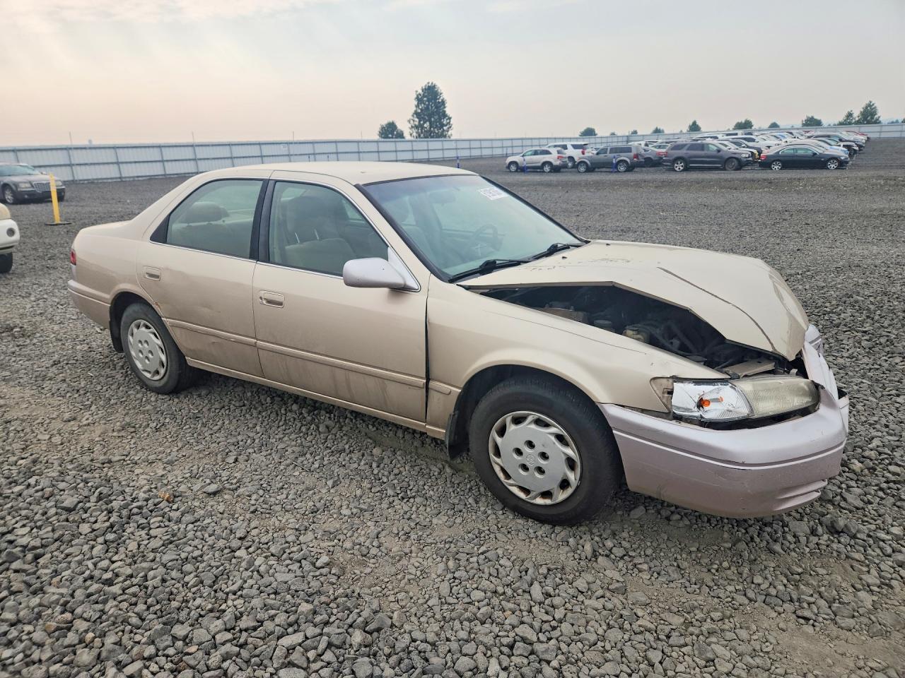 1998 Toyota Camry Le Золотой vin: JT2BG22K3W0119399