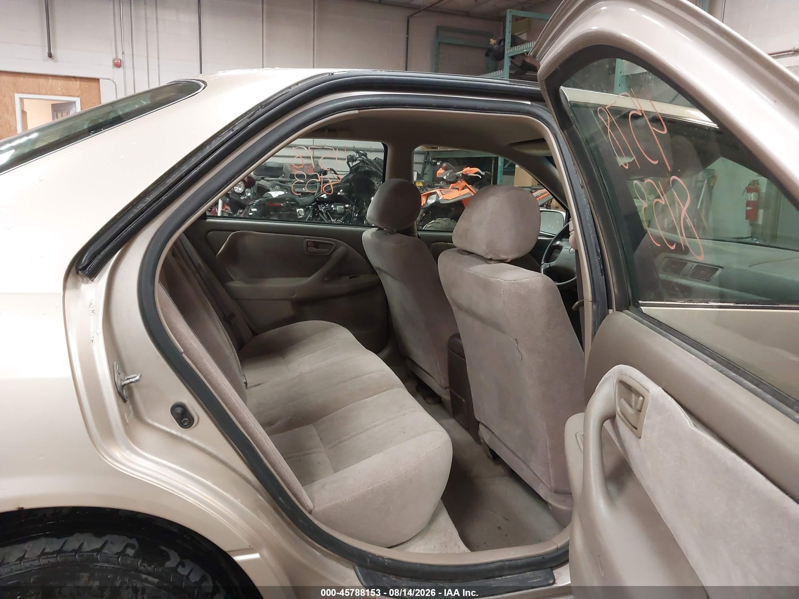 1998 Toyota Camry Le Золотой vin: JT2BG22K3W0167193