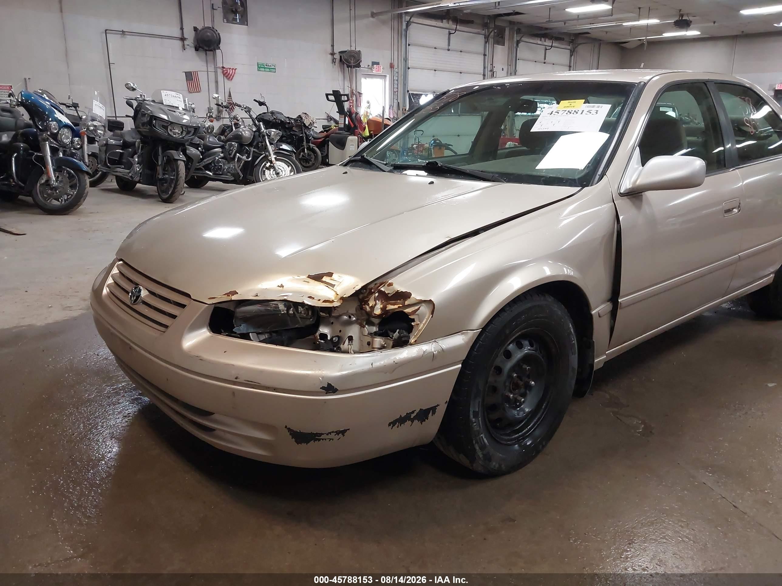 1998 Toyota Camry Le Золотой vin: JT2BG22K3W0167193