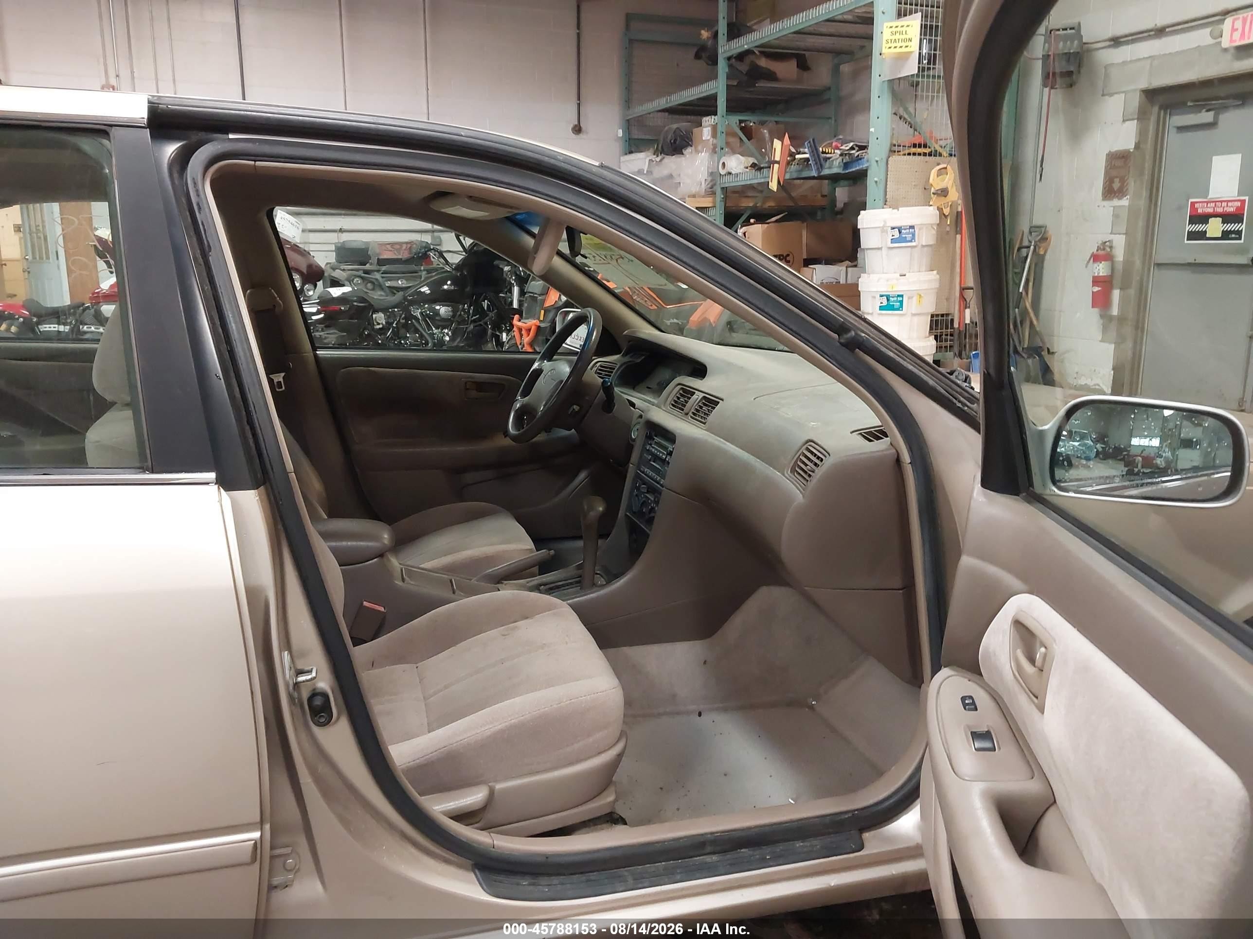 1998 Toyota Camry Le Золотой vin: JT2BG22K3W0167193