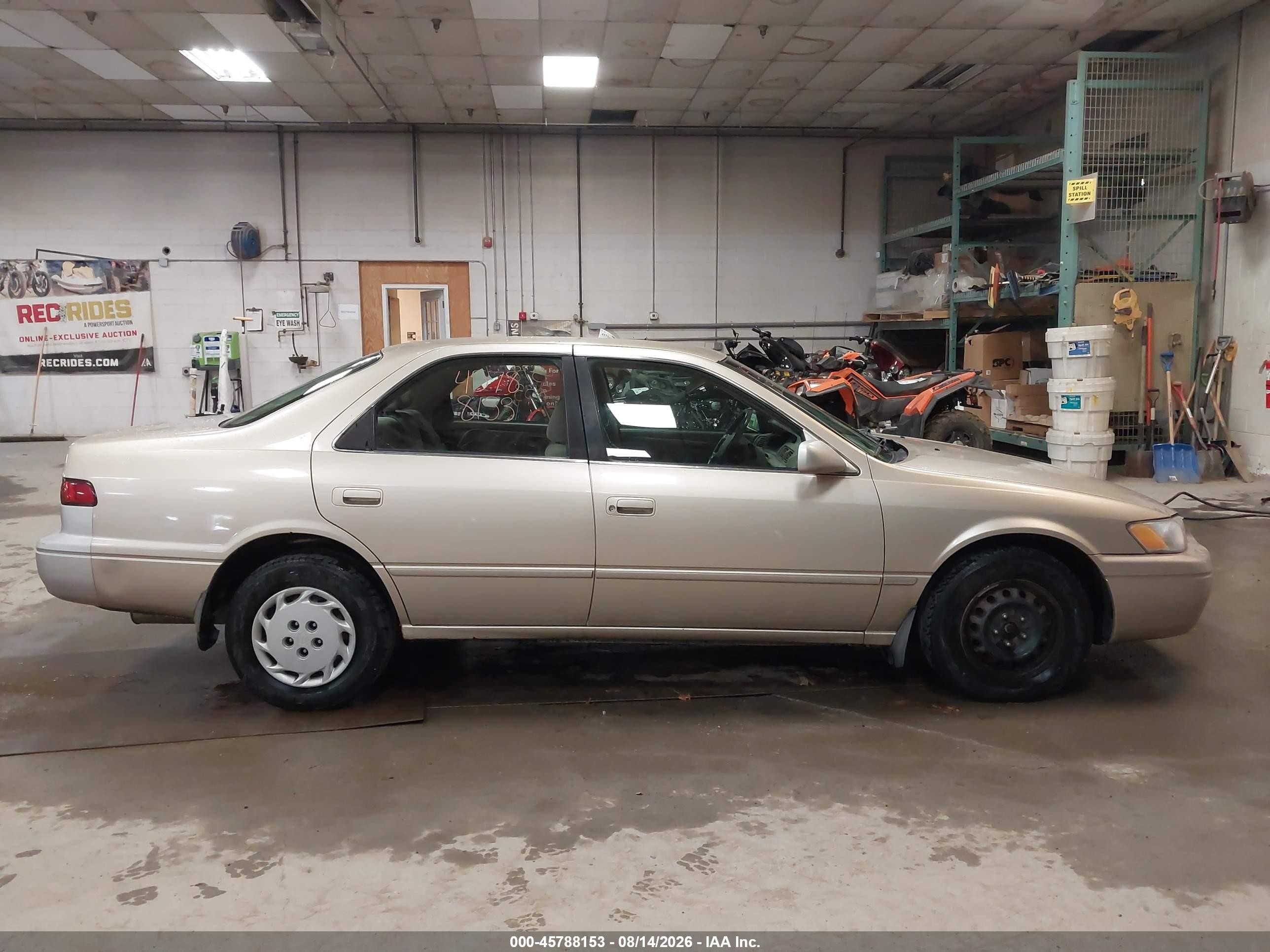 1998 Toyota Camry Le Золотой vin: JT2BG22K3W0167193