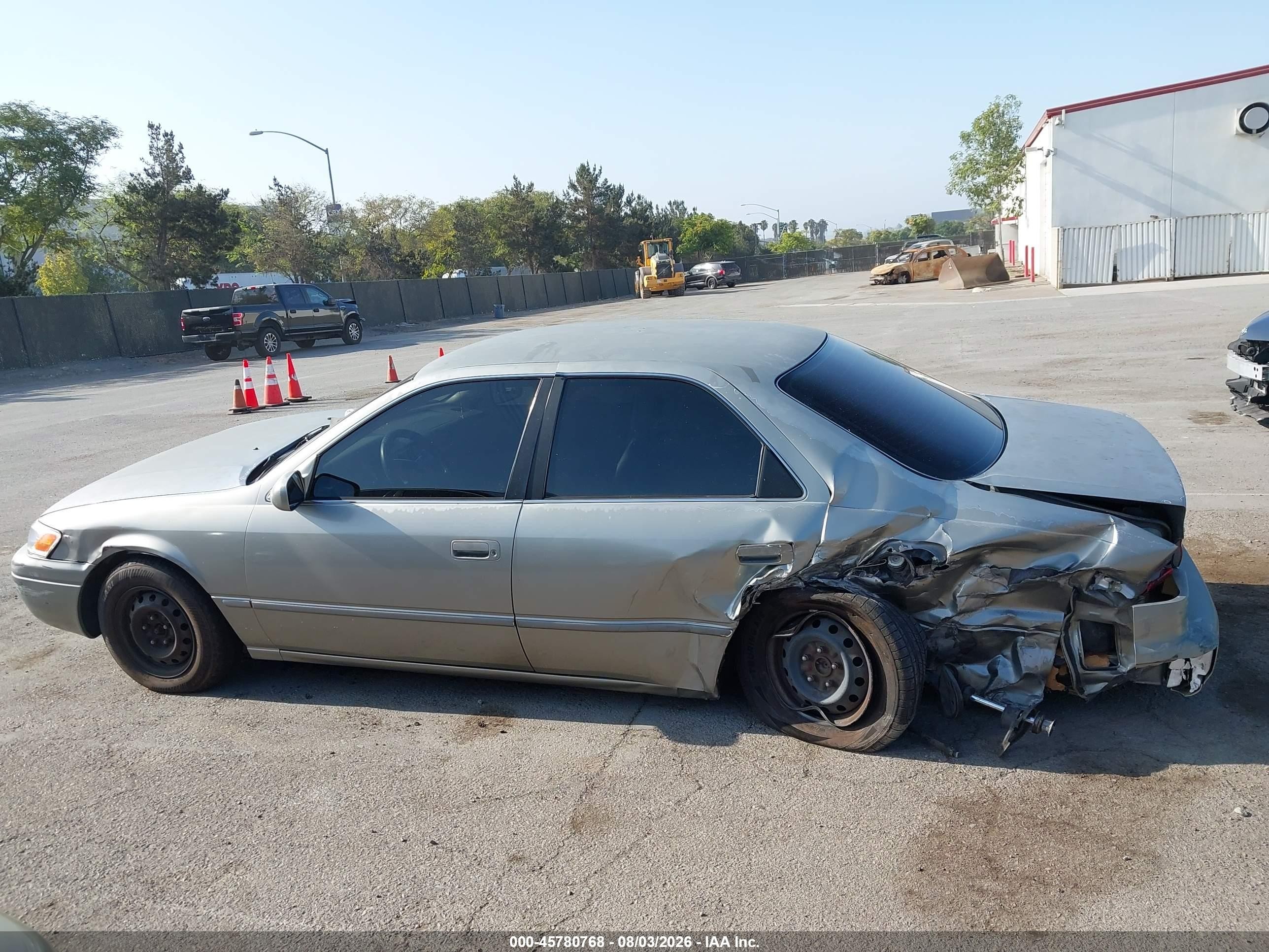 1998 Toyota Camry Le Gray vin: JT2BG22K3W0203190