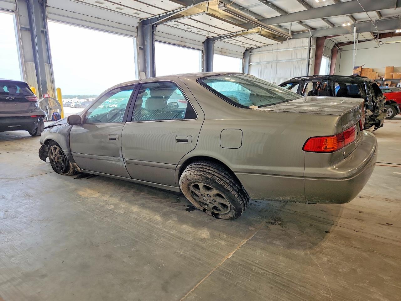 2000 Toyota Camry Le Silver vin: JT2BG22K3Y0404896