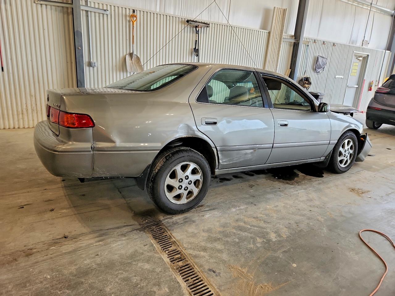 2000 Toyota Camry Le Silver vin: JT2BG22K3Y0404896