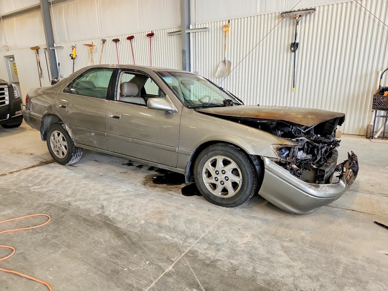 2000 Toyota Camry Le Silver vin: JT2BG22K3Y0404896