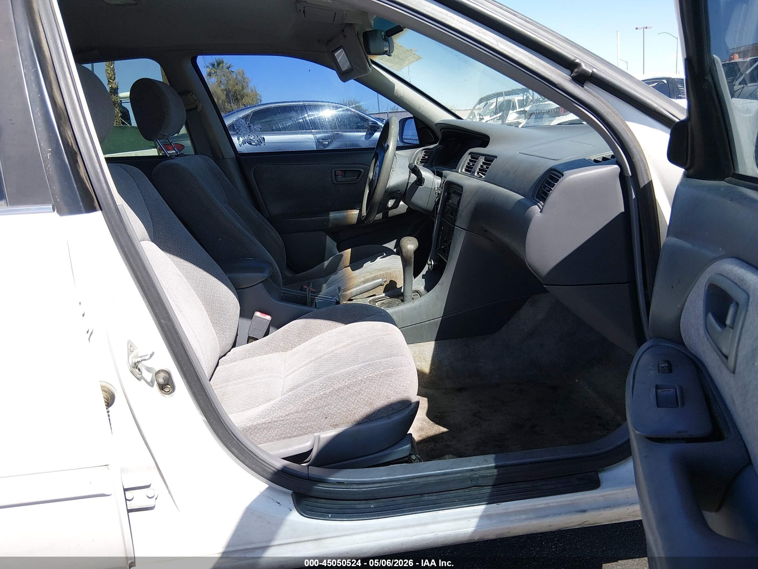 2000 Toyota Camry Le White vin: JT2BG22K3Y0470526