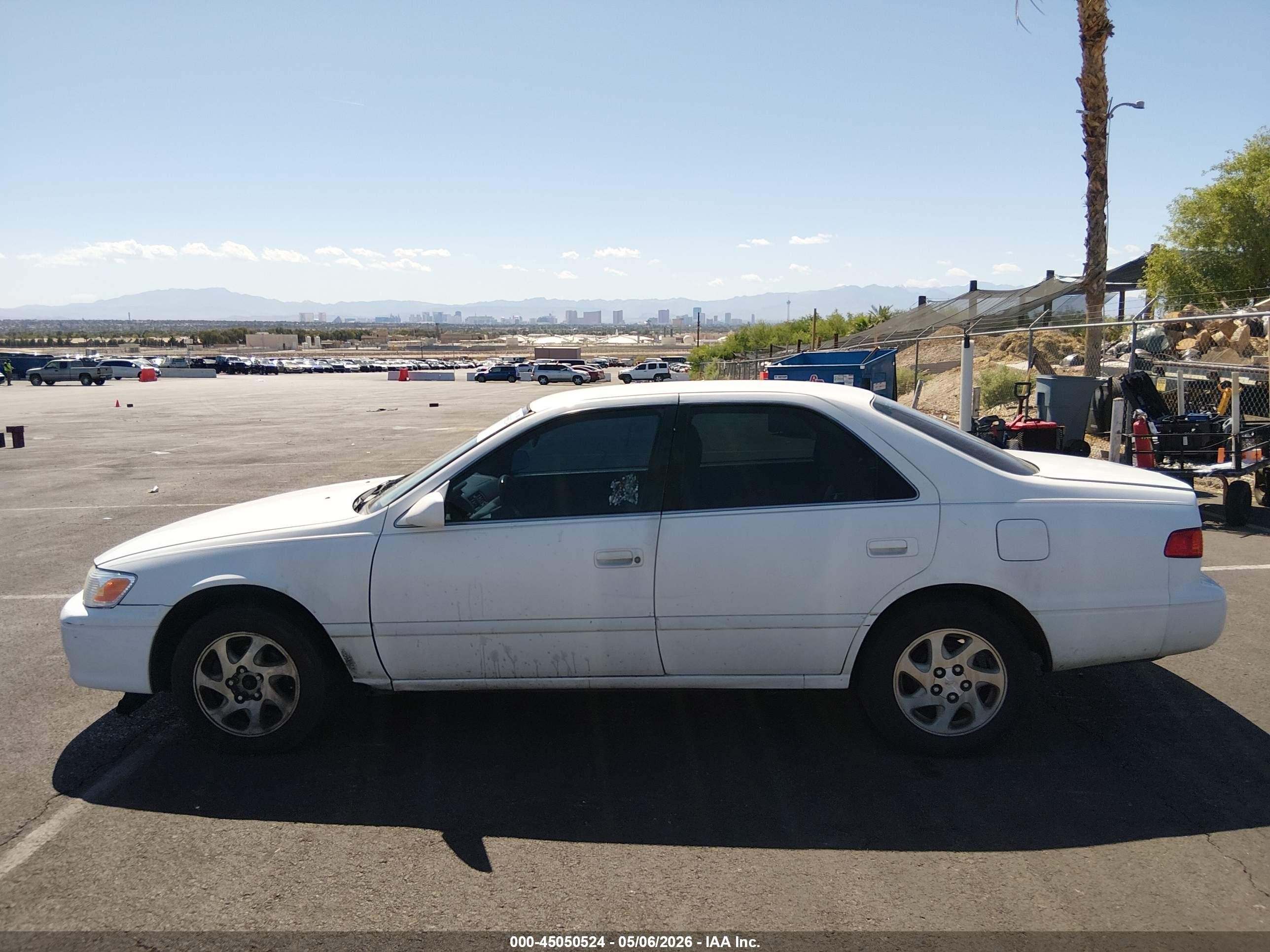 2000 Toyota Camry Le White vin: JT2BG22K3Y0470526
