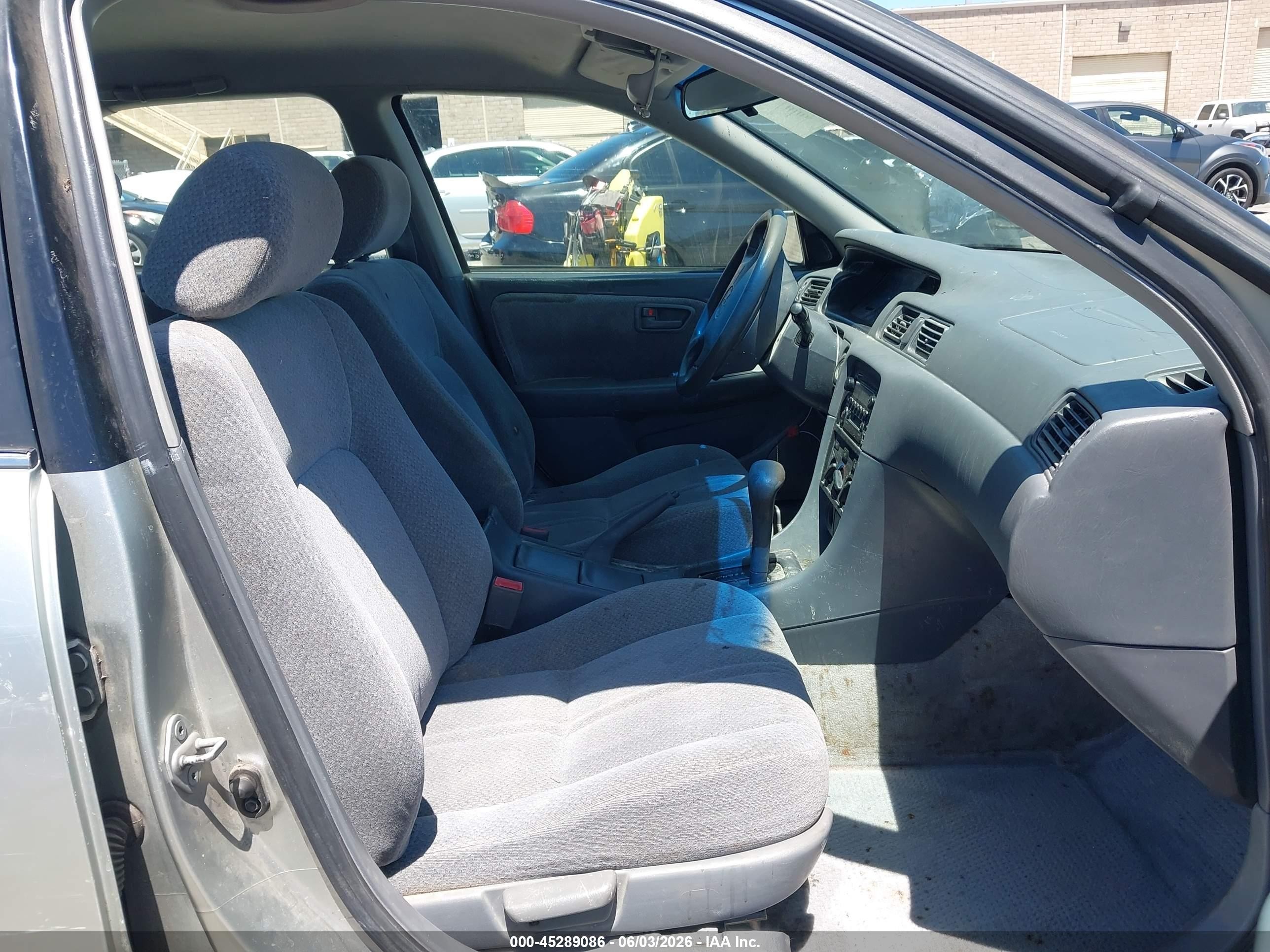 2000 Toyota Camry Le Серебряный vin: JT2BG22K3Y0498732