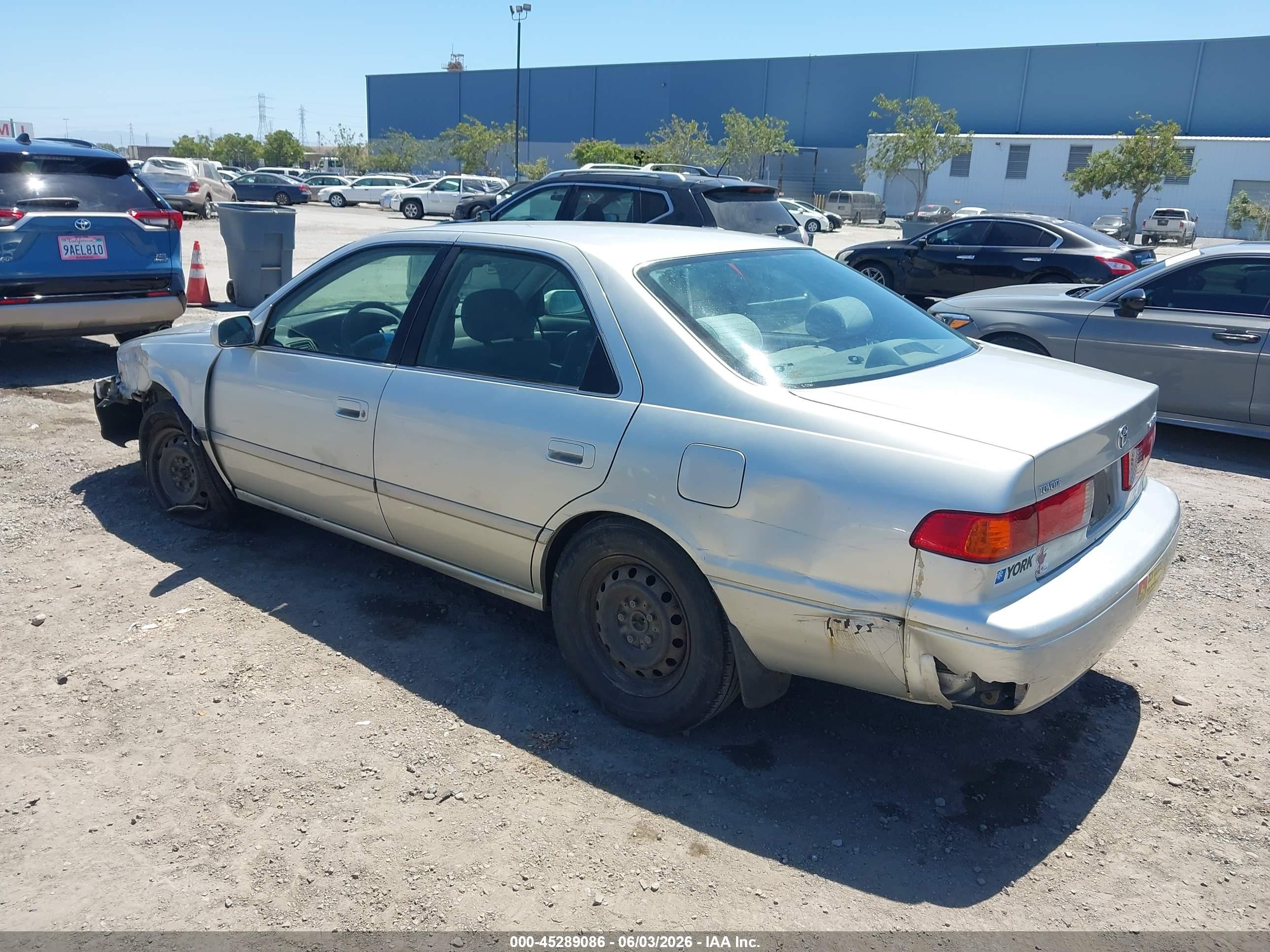 2000 Toyota Camry Le Серебряный vin: JT2BG22K3Y0498732