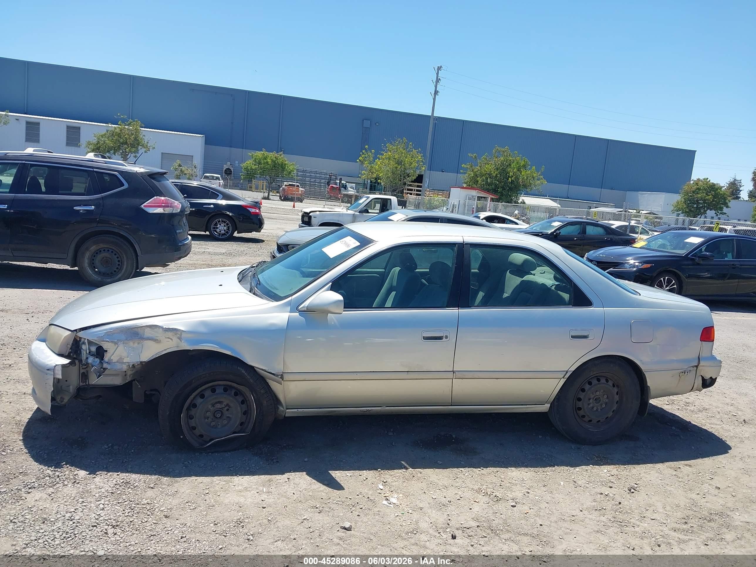2000 Toyota Camry Le Серебряный vin: JT2BG22K3Y0498732