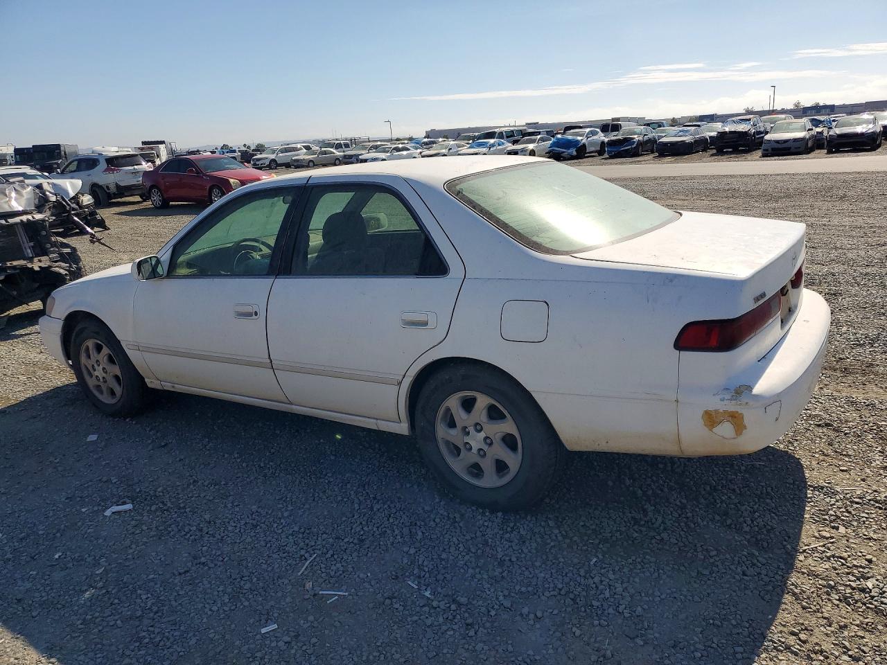 1998 Toyota Camry Le Белый vin: JT2BG22K4W0116477
