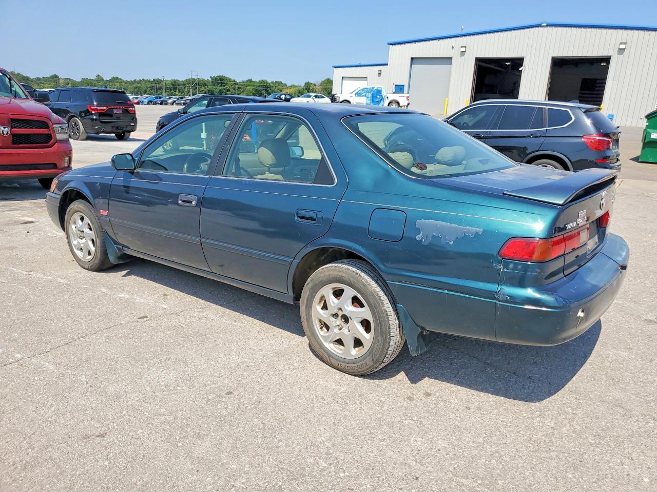 1998 Toyota Camry Le Green vin: JT2BG22K4W0118620
