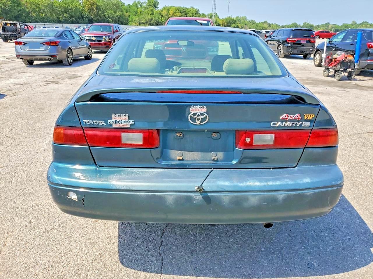 1998 Toyota Camry Le Green vin: JT2BG22K4W0118620