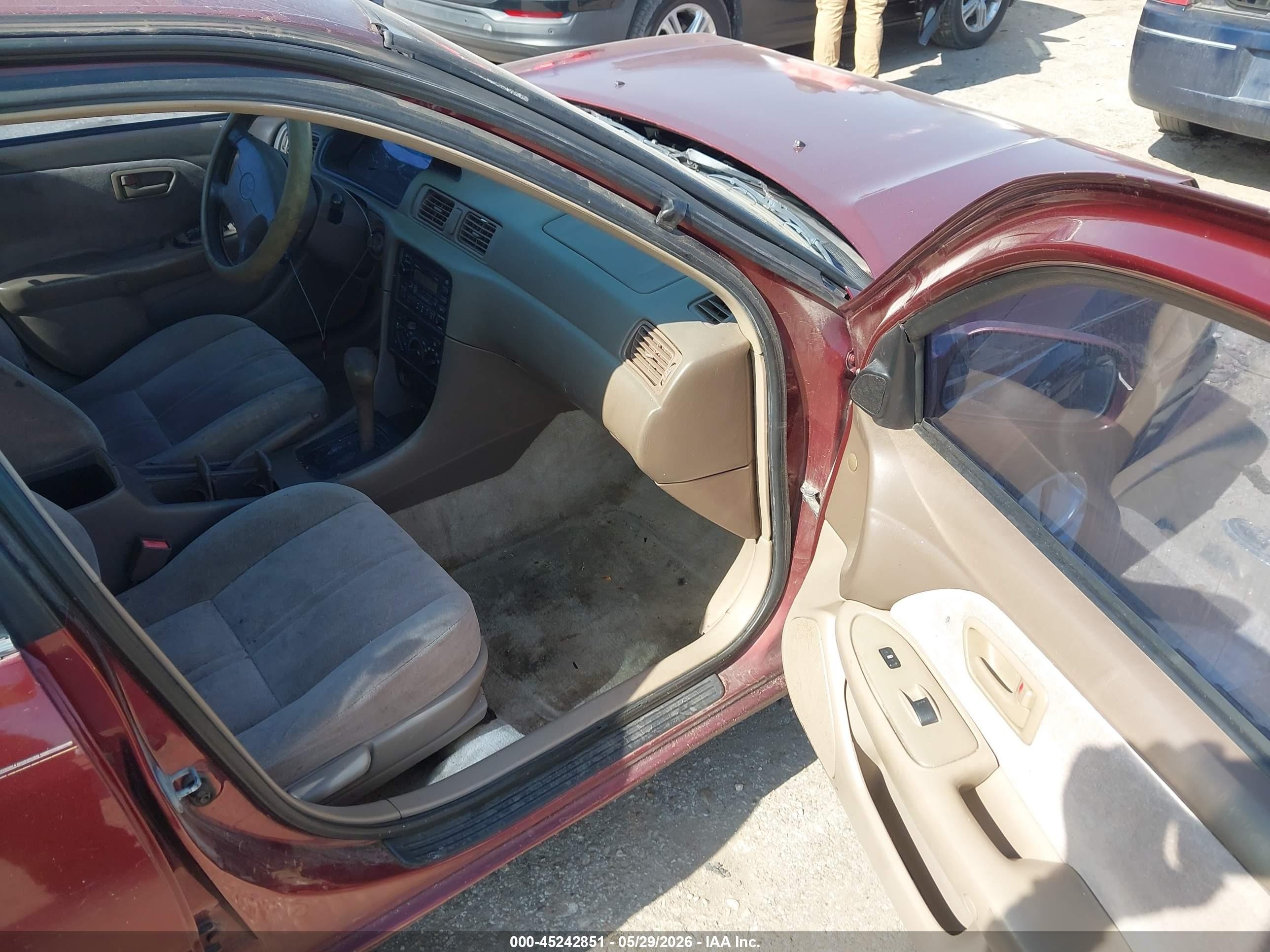 1999 Toyota Camry Le Red vin: JT2BG22K4X0289269