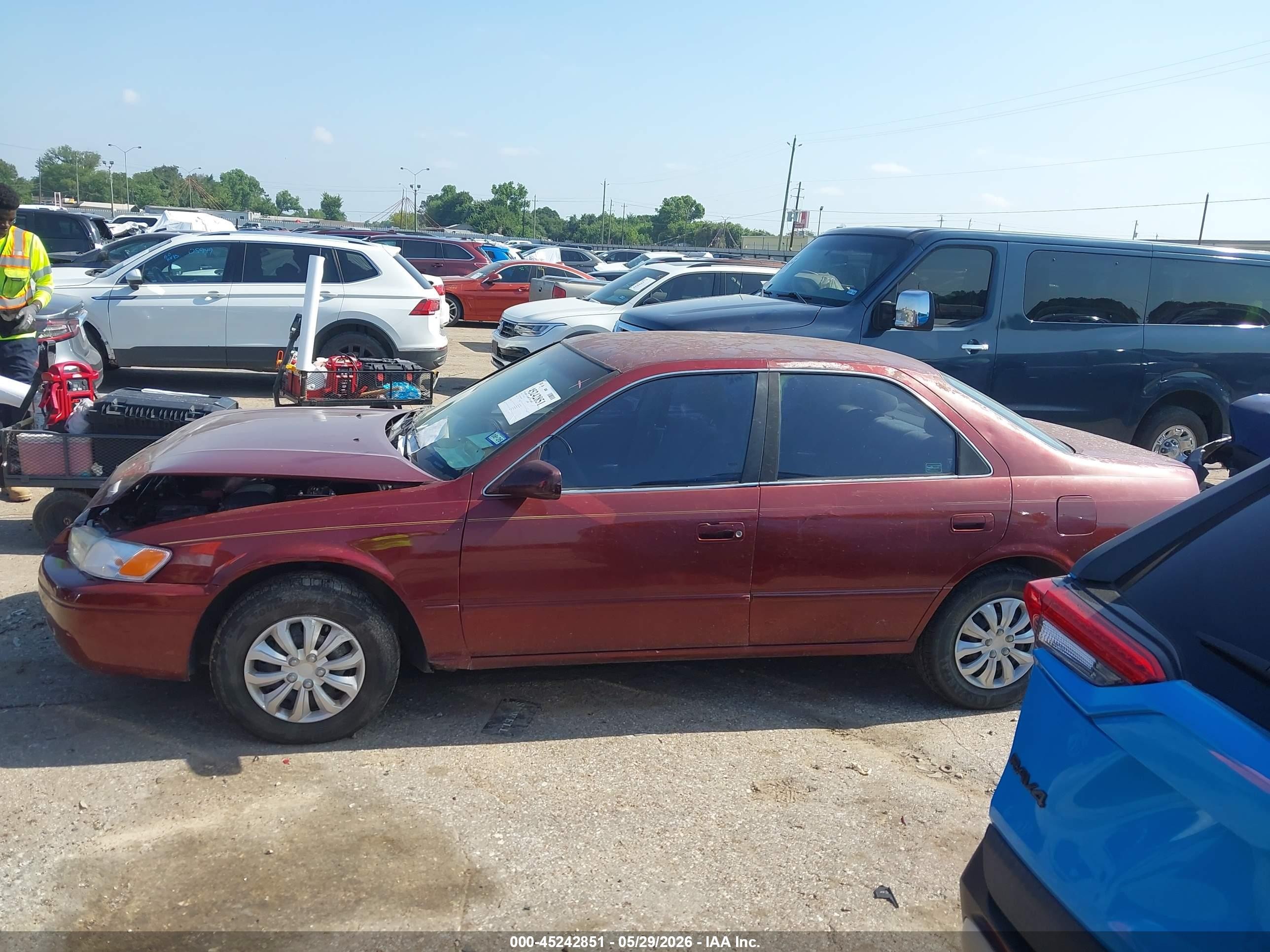 1999 Toyota Camry Le Red vin: JT2BG22K4X0289269