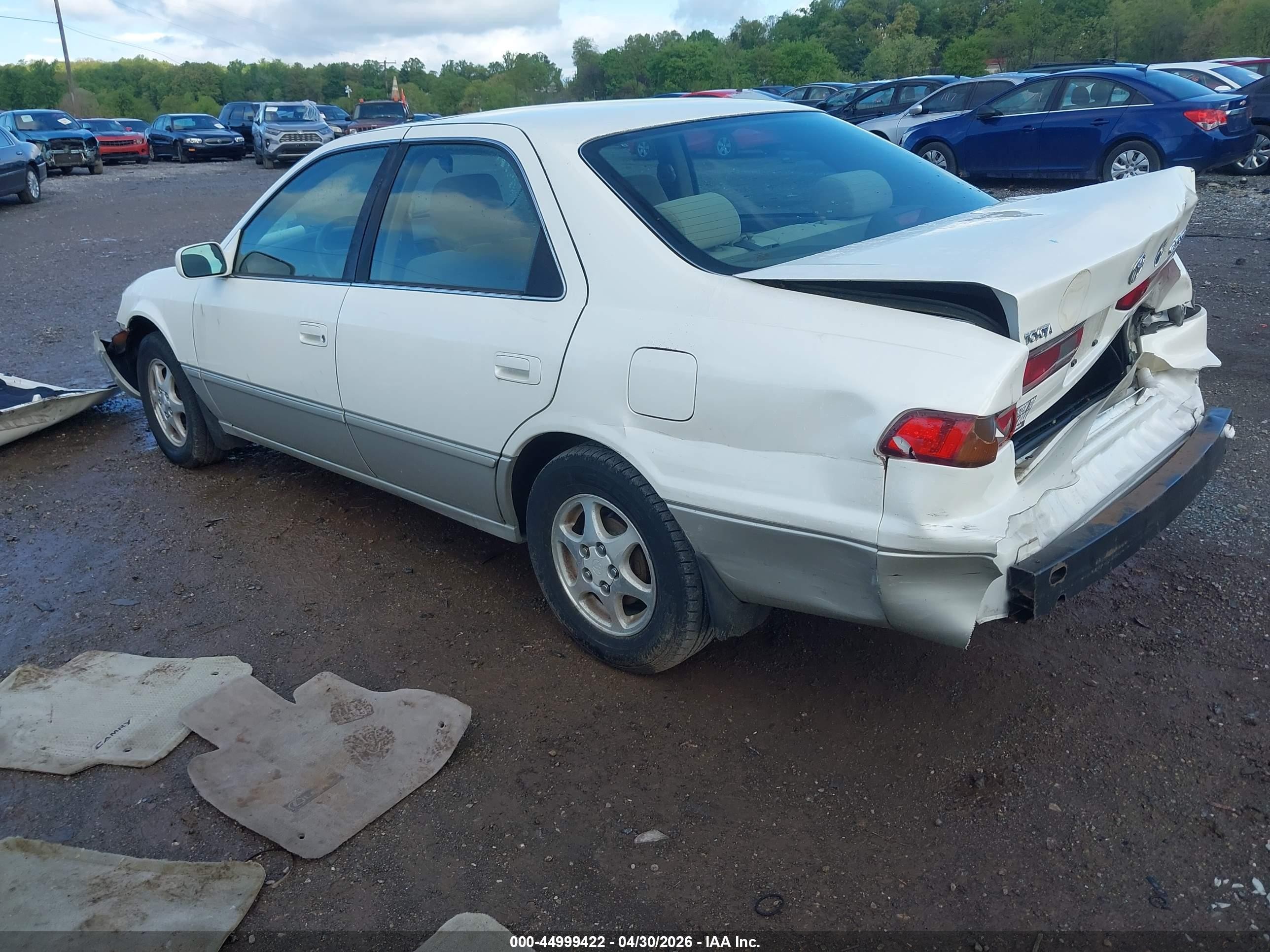1999 Toyota Camry Le Белый vin: JT2BG22K4X0335263