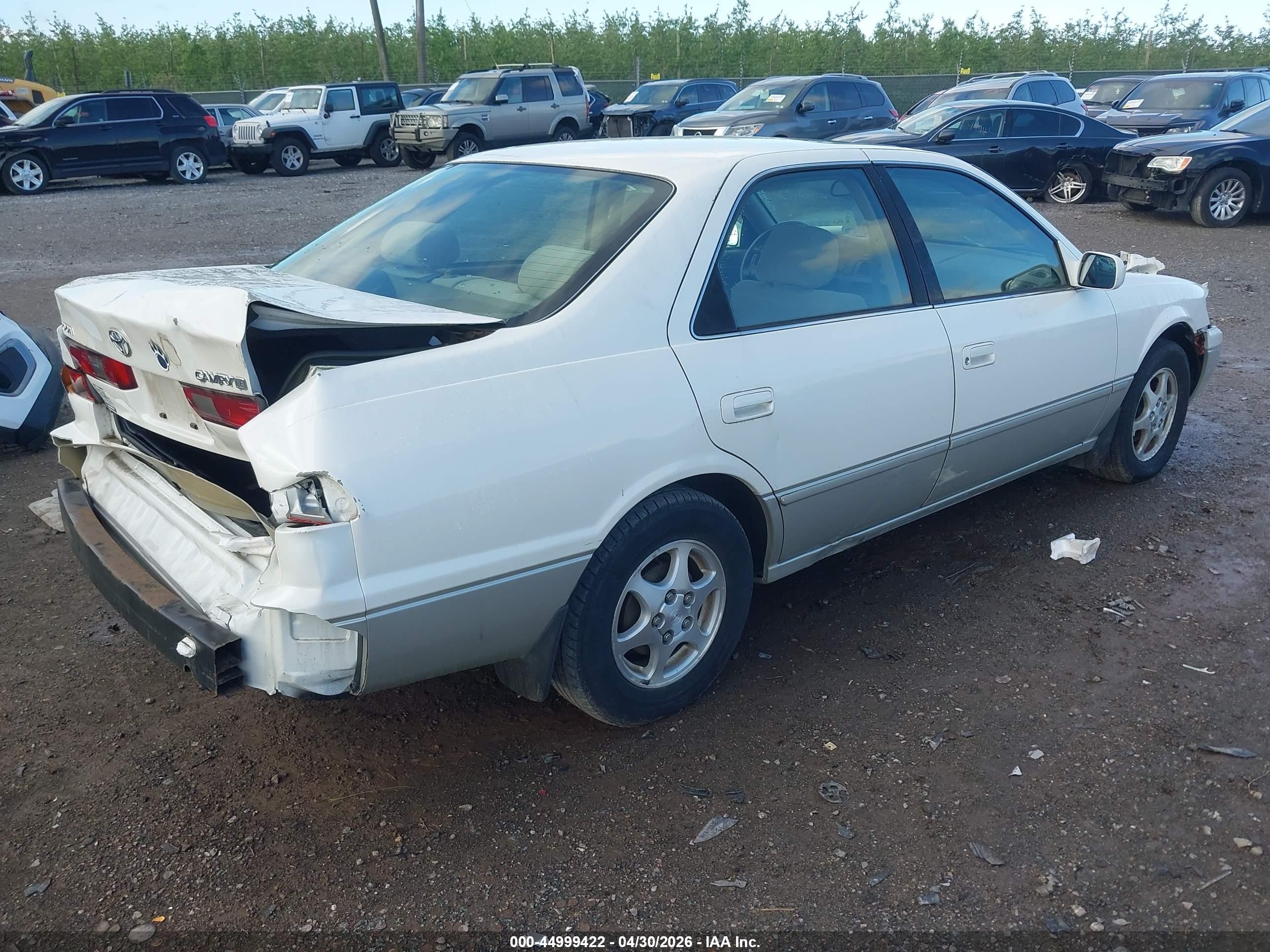 1999 Toyota Camry Le Белый vin: JT2BG22K4X0335263