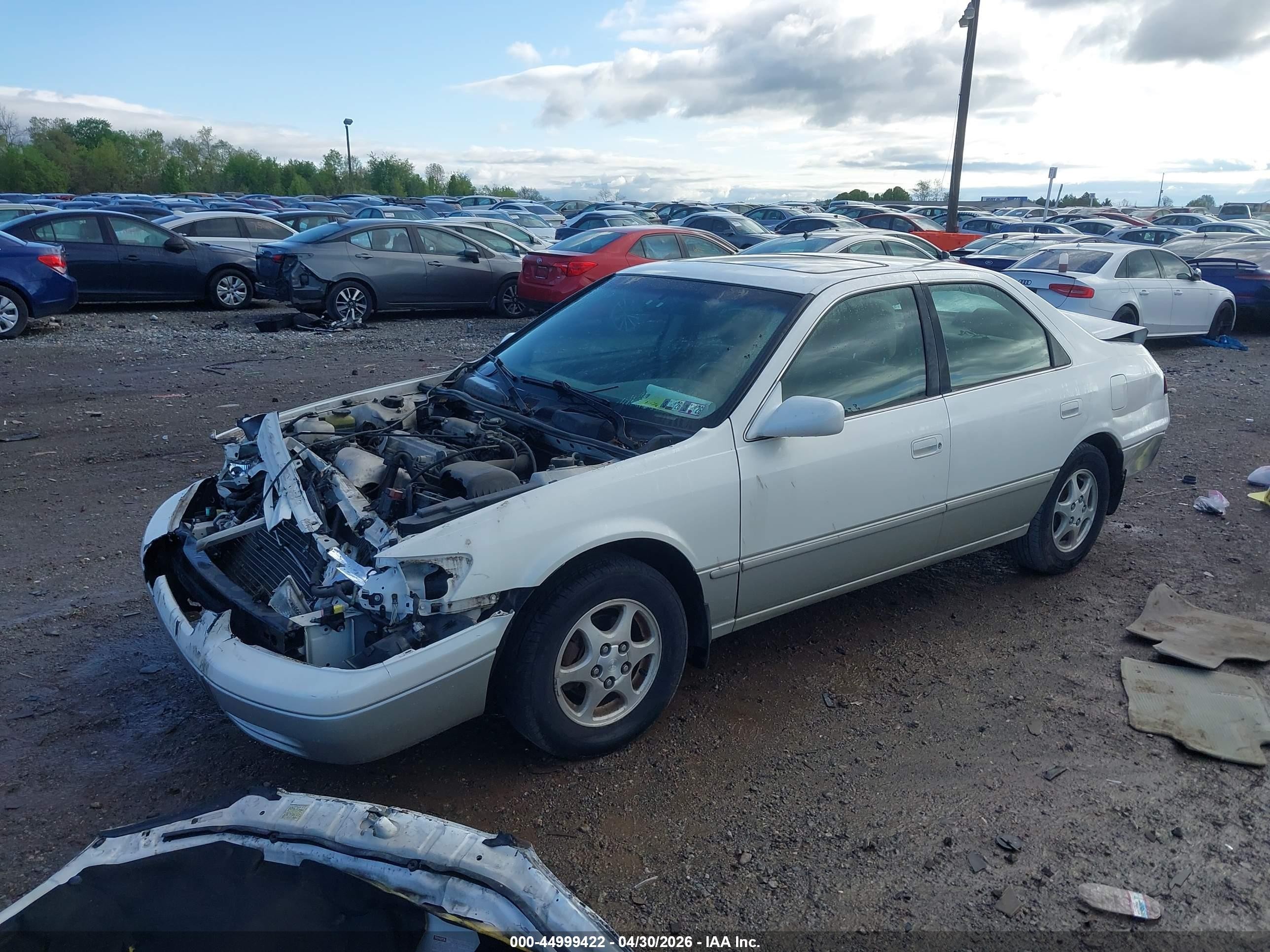 1999 Toyota Camry Le Белый vin: JT2BG22K4X0335263