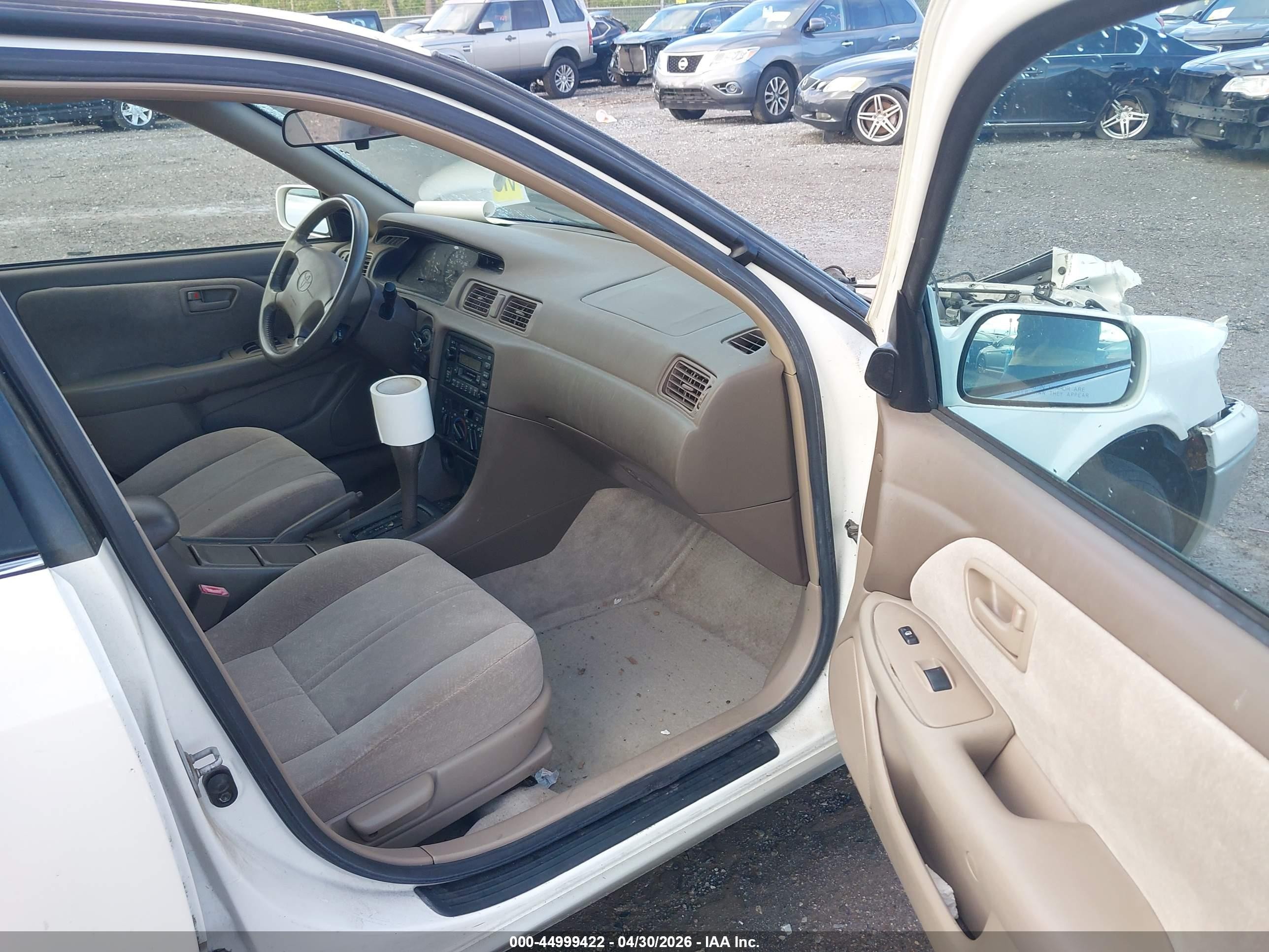 1999 Toyota Camry Le Белый vin: JT2BG22K4X0335263